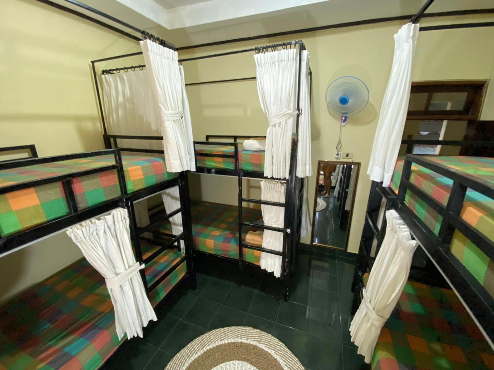 Quadruple Room with Private Bathroom - Photo 12