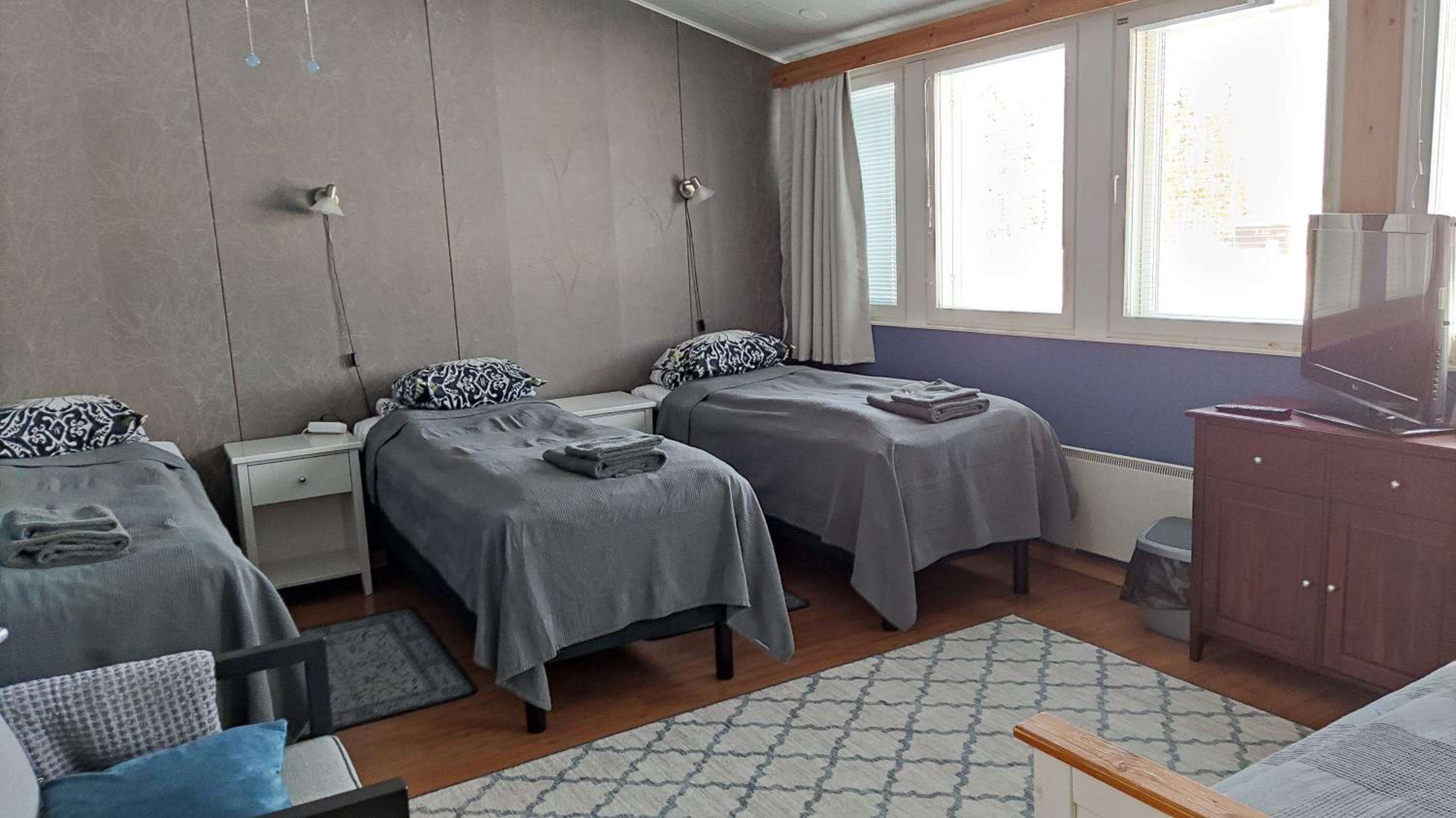 Family Room with Shared Bathroom photo 1