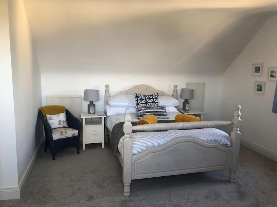 Six-Bedroom House photo 1