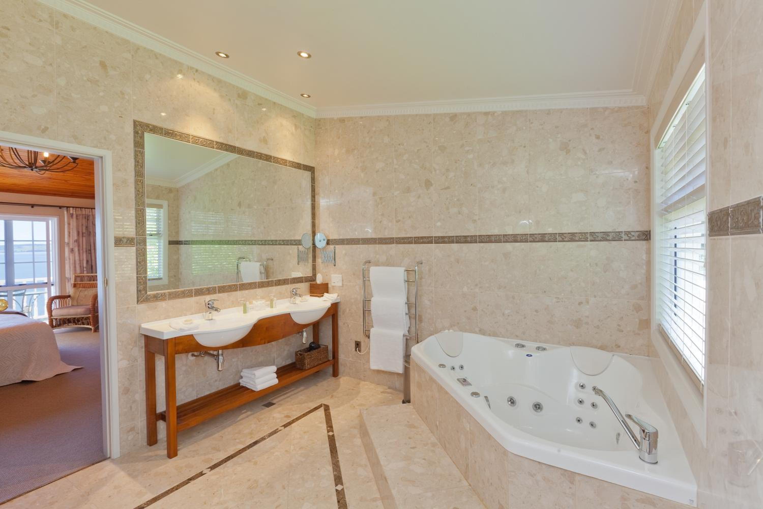 Lake View Lodge Suite - Photo 27