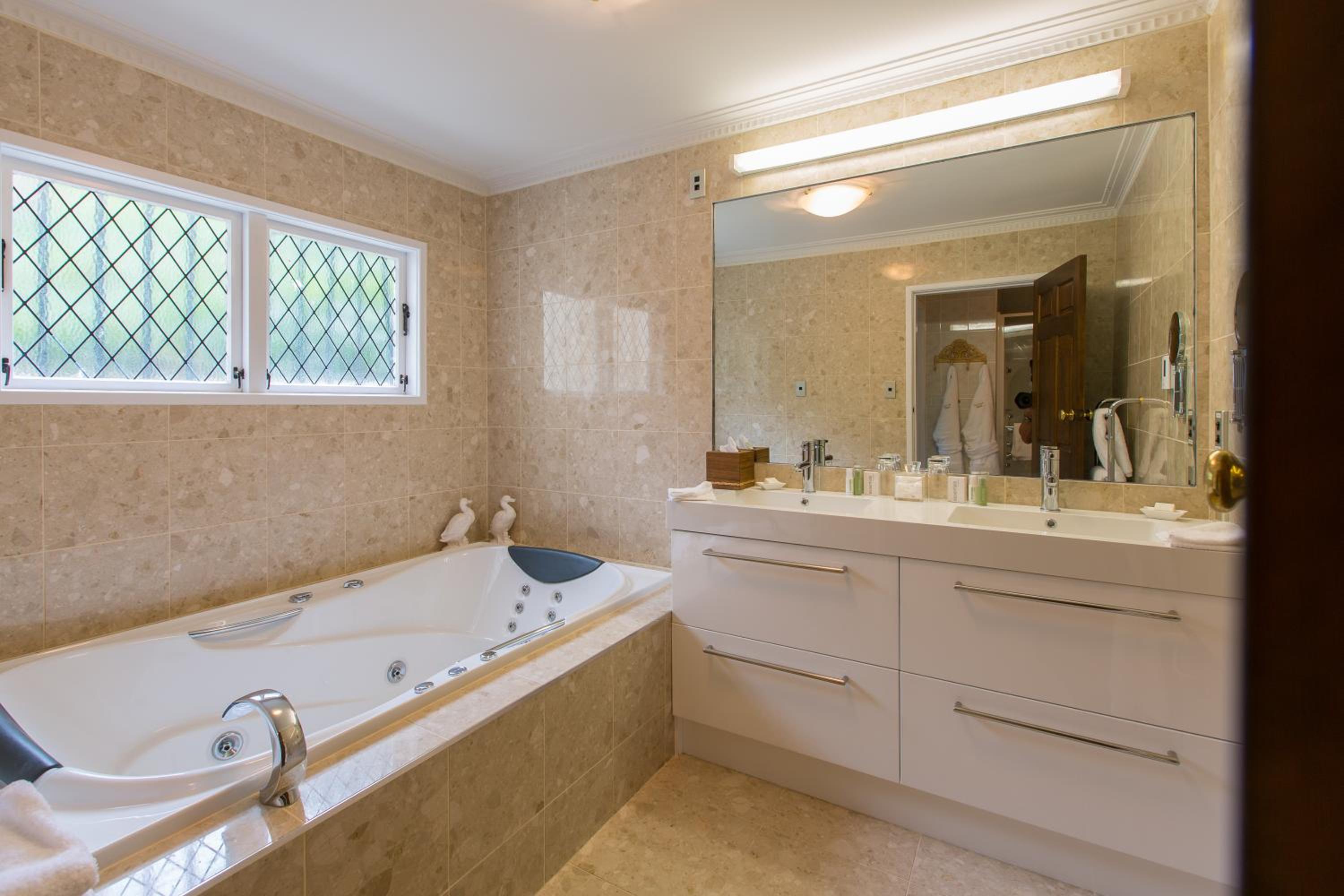 Lake View Lodge Suite - Photo 28