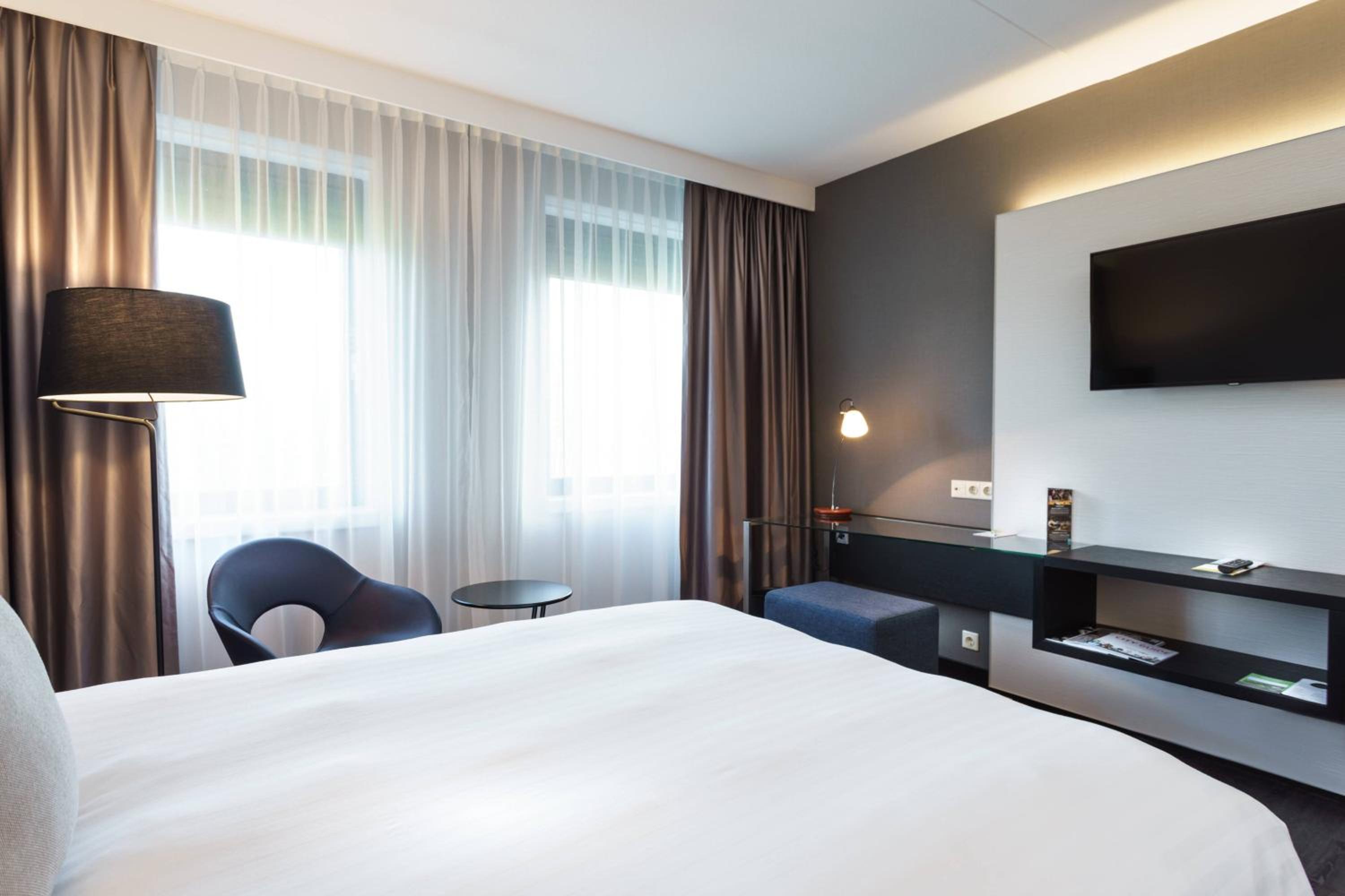 Deluxe King Room - Photo 2