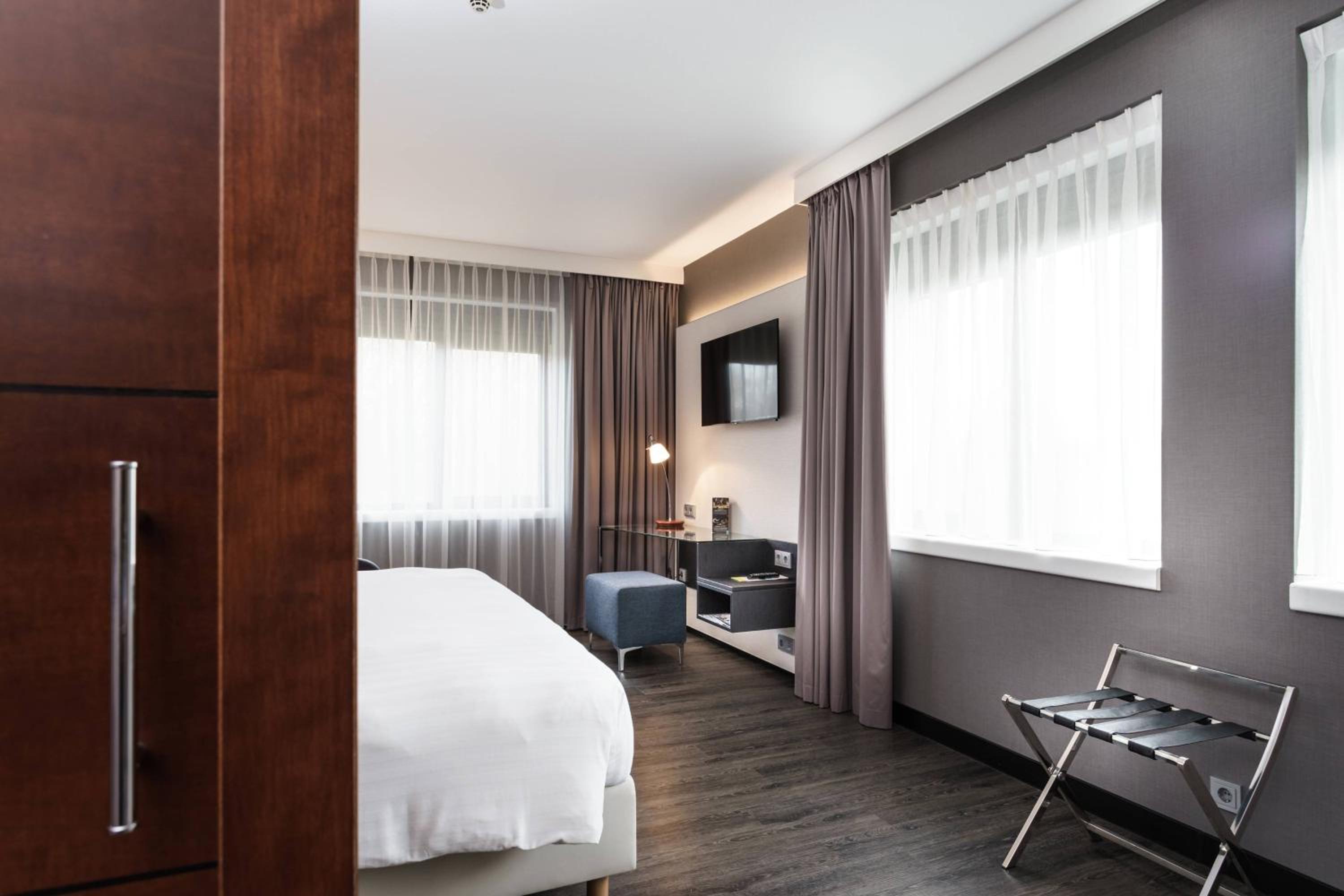 Deluxe King Room - Photo 4