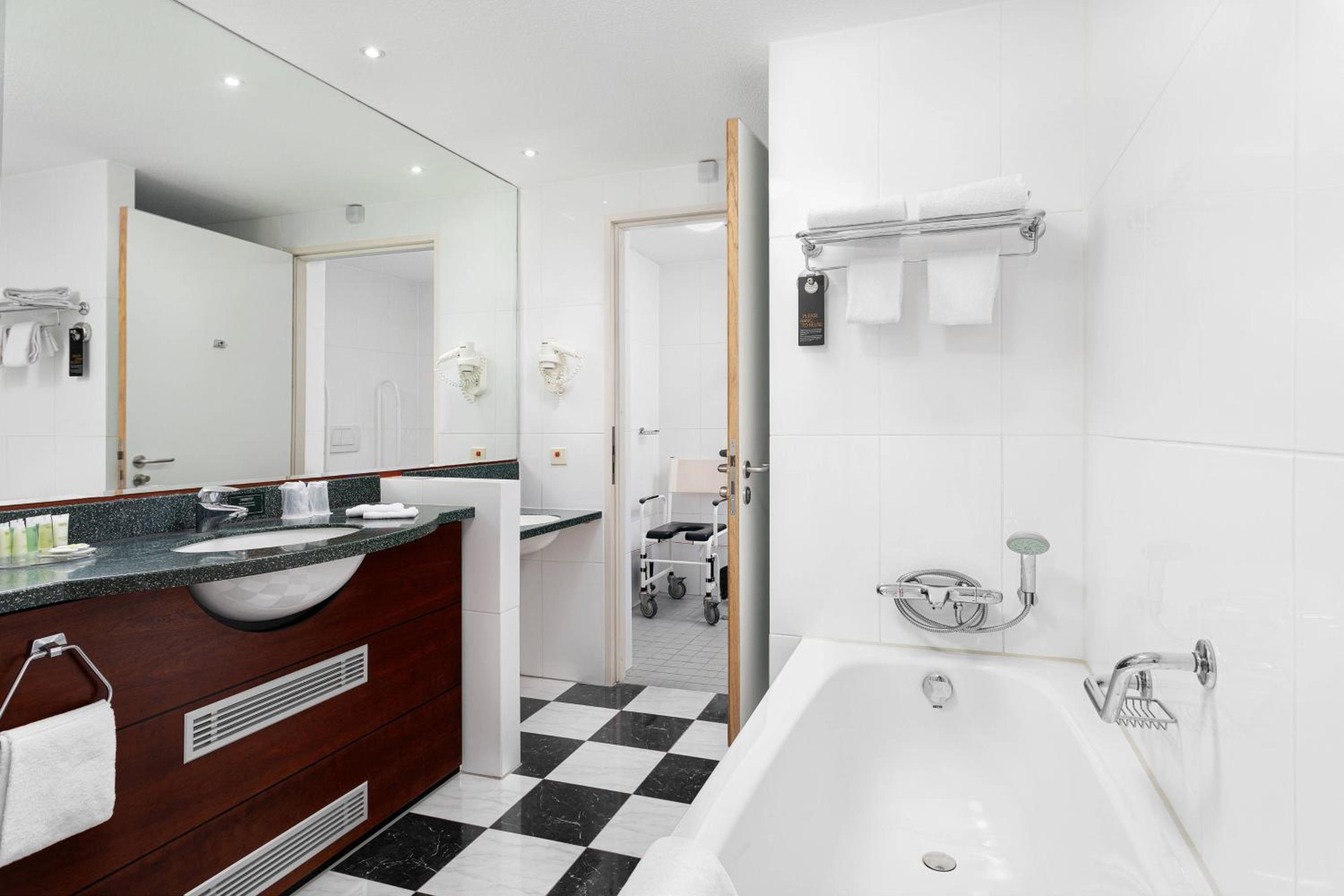Standard Queen Room with Two Queen Beds - Photo 4