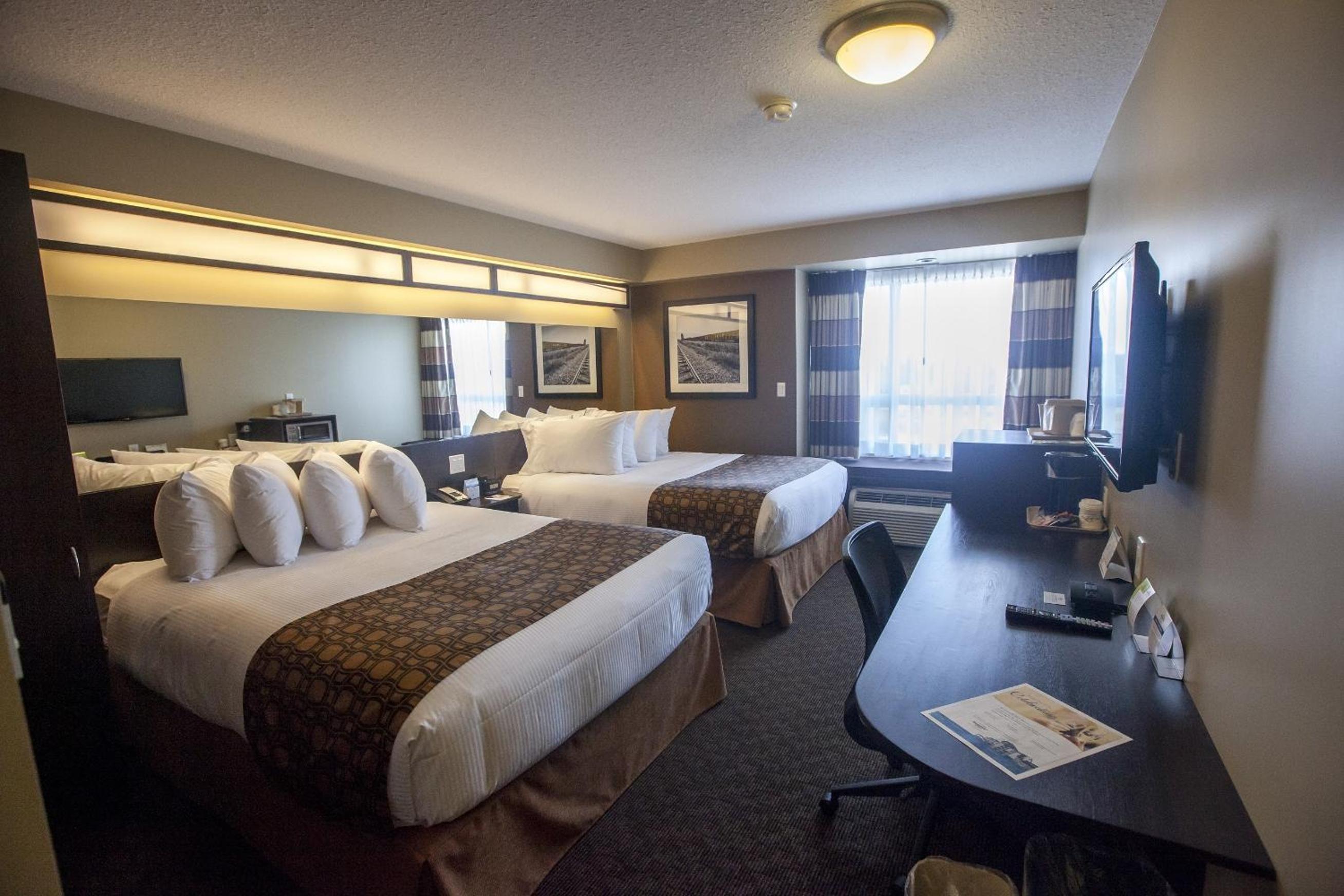 Business Queen Room with Two Queen Beds - Non-Smoking photo 3