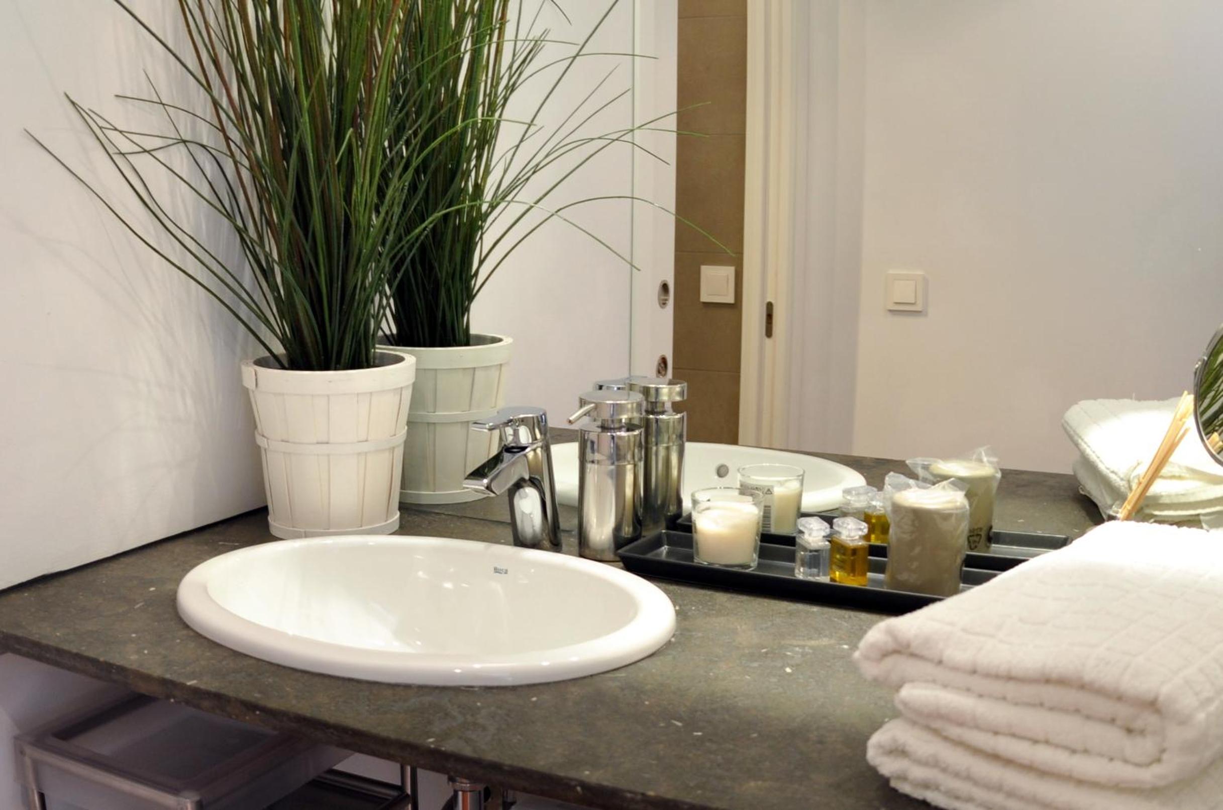 Two-Bedroom Apartment with Balcony photo 2