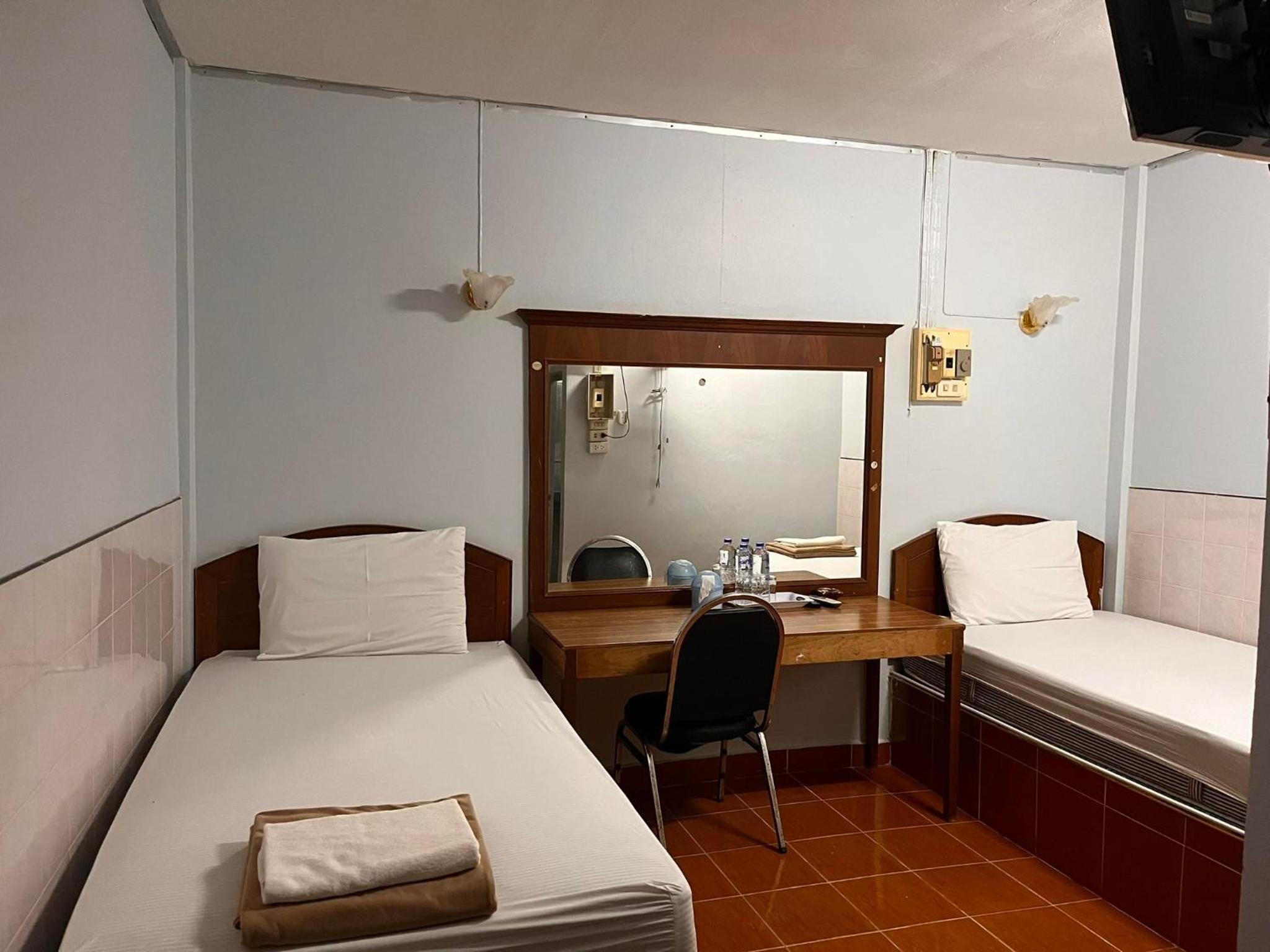 Standard Twin Room - Photo 4