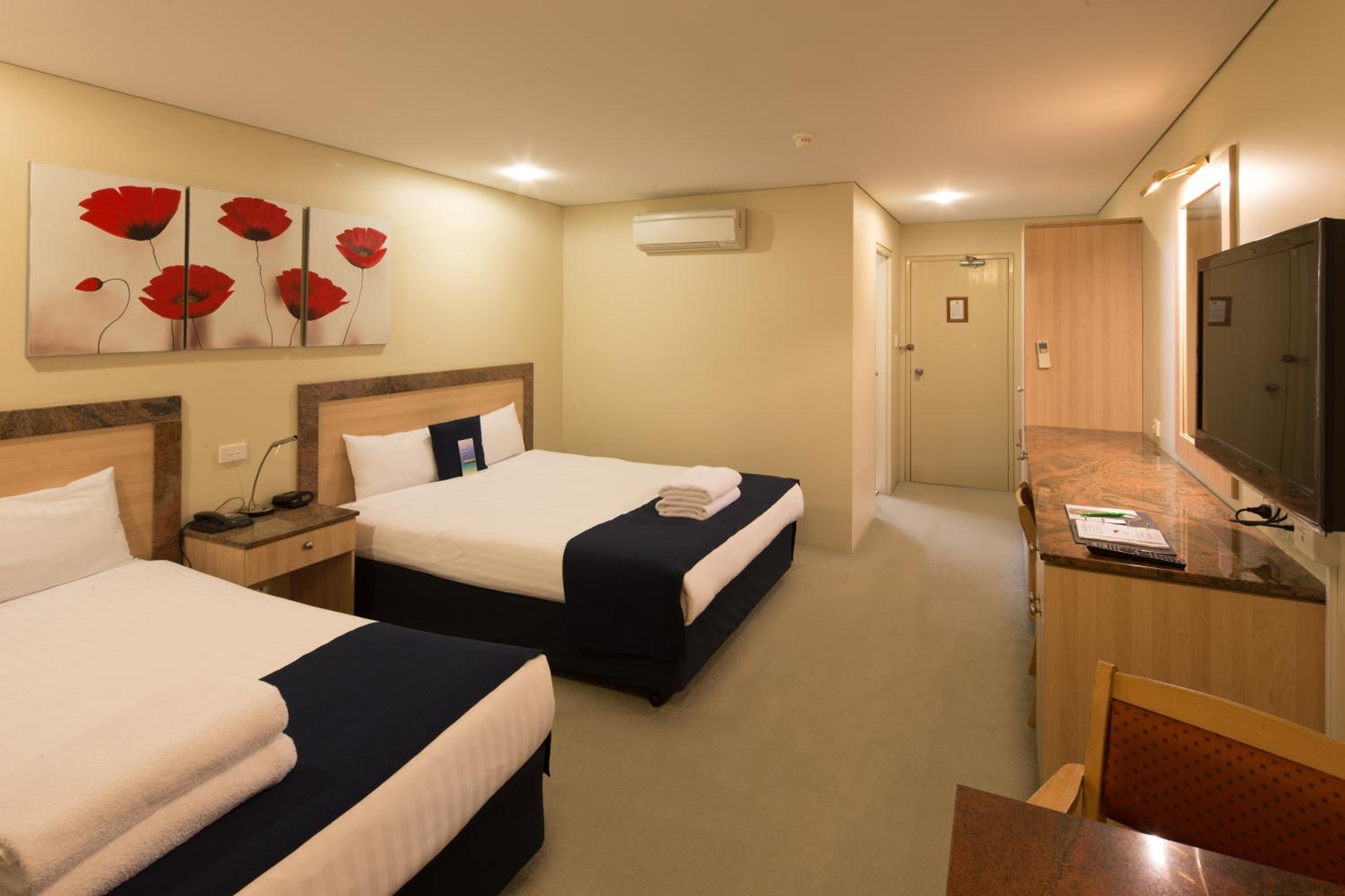 Superior Queen Room with Two Queen Beds - Photo 7