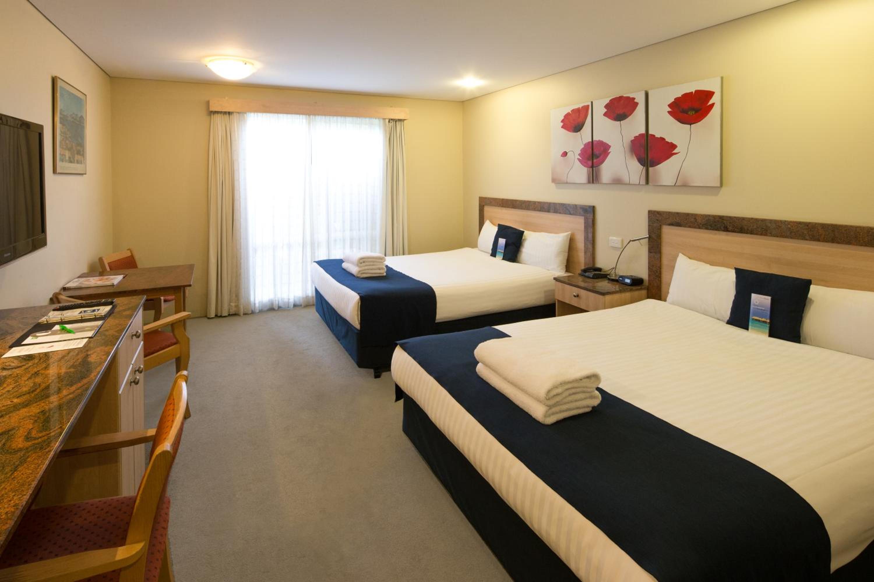 Superior Queen Room with Two Queen Beds - Photo 6