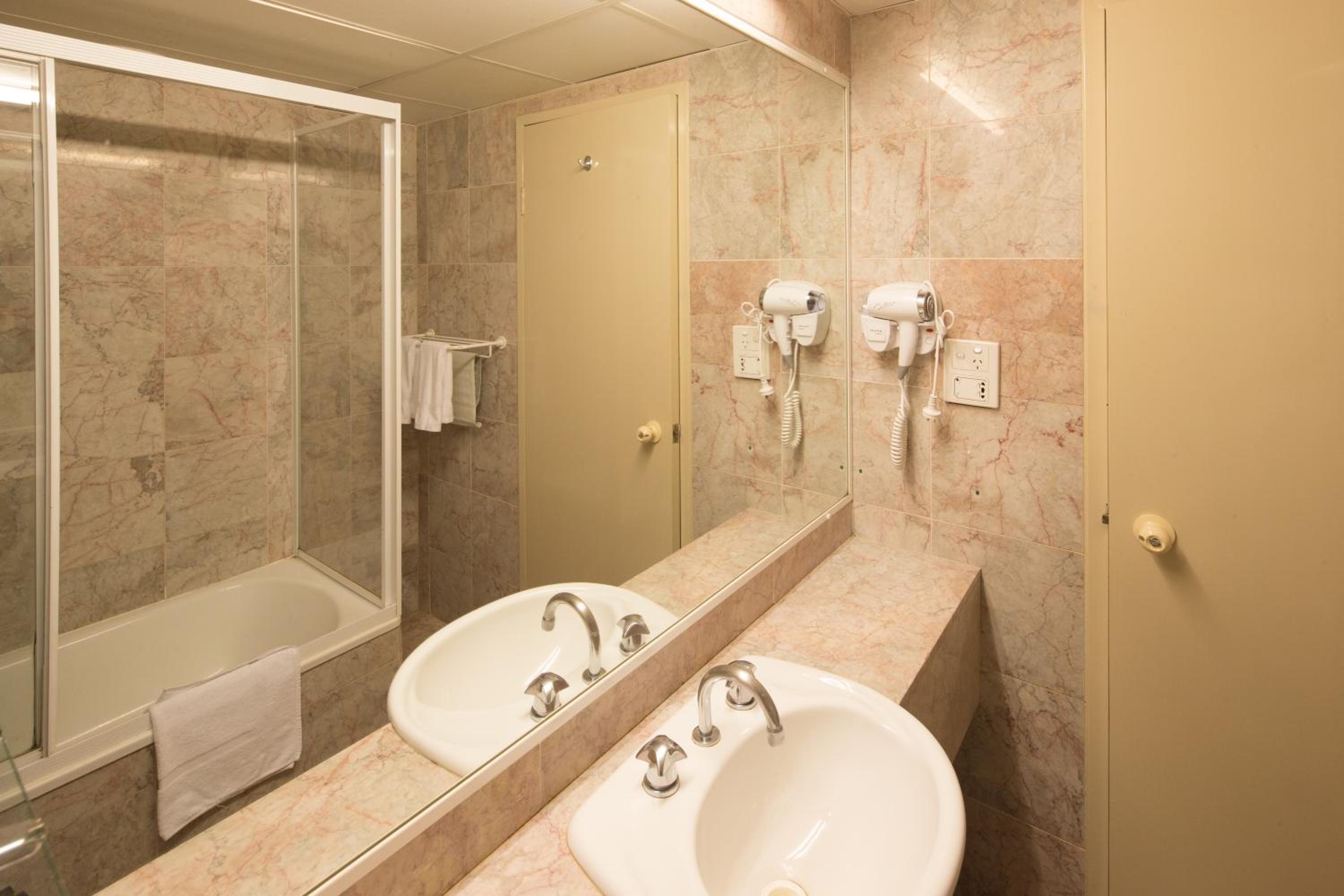 Superior Queen Room with Two Queen Beds - Photo 4