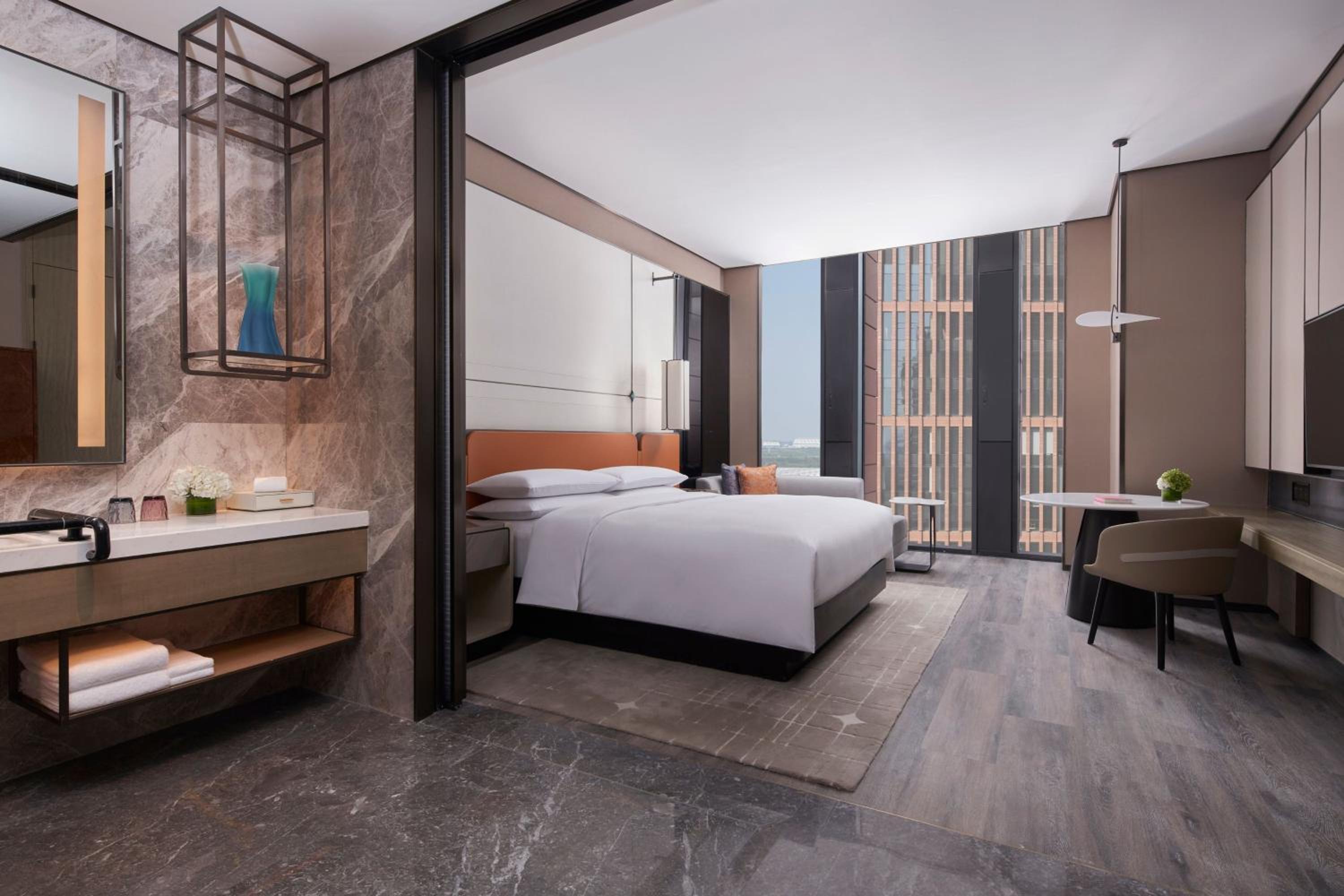 Deluxe King Room - Photo 9