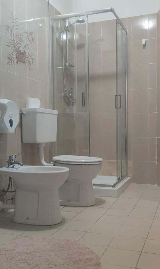 Twin Room with Shower - Photo 3