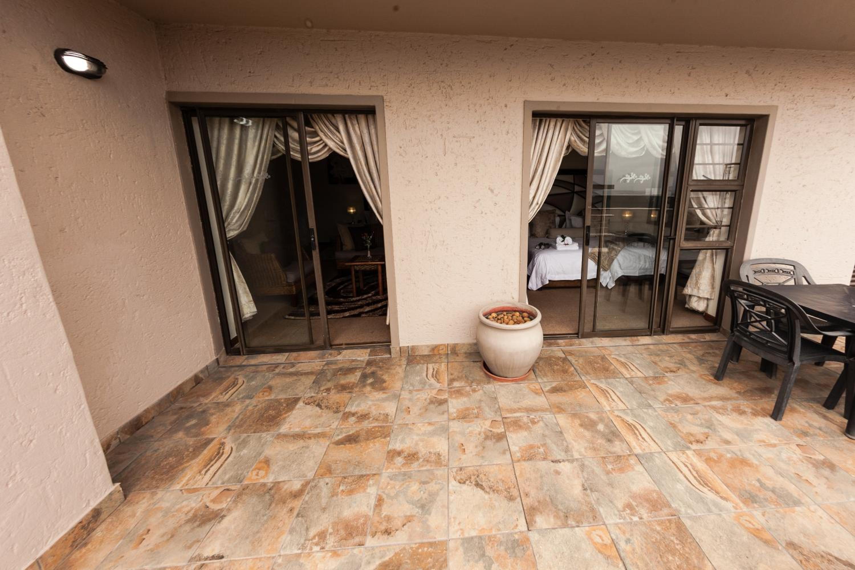 Superior Family Room - Photo 2