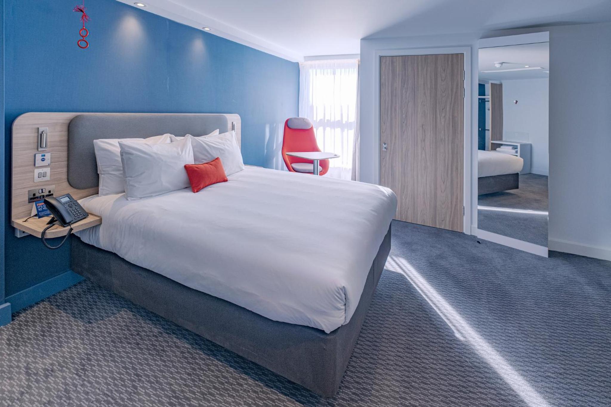 Standard Queen Room with Free Hot Breakfast - Photo 1