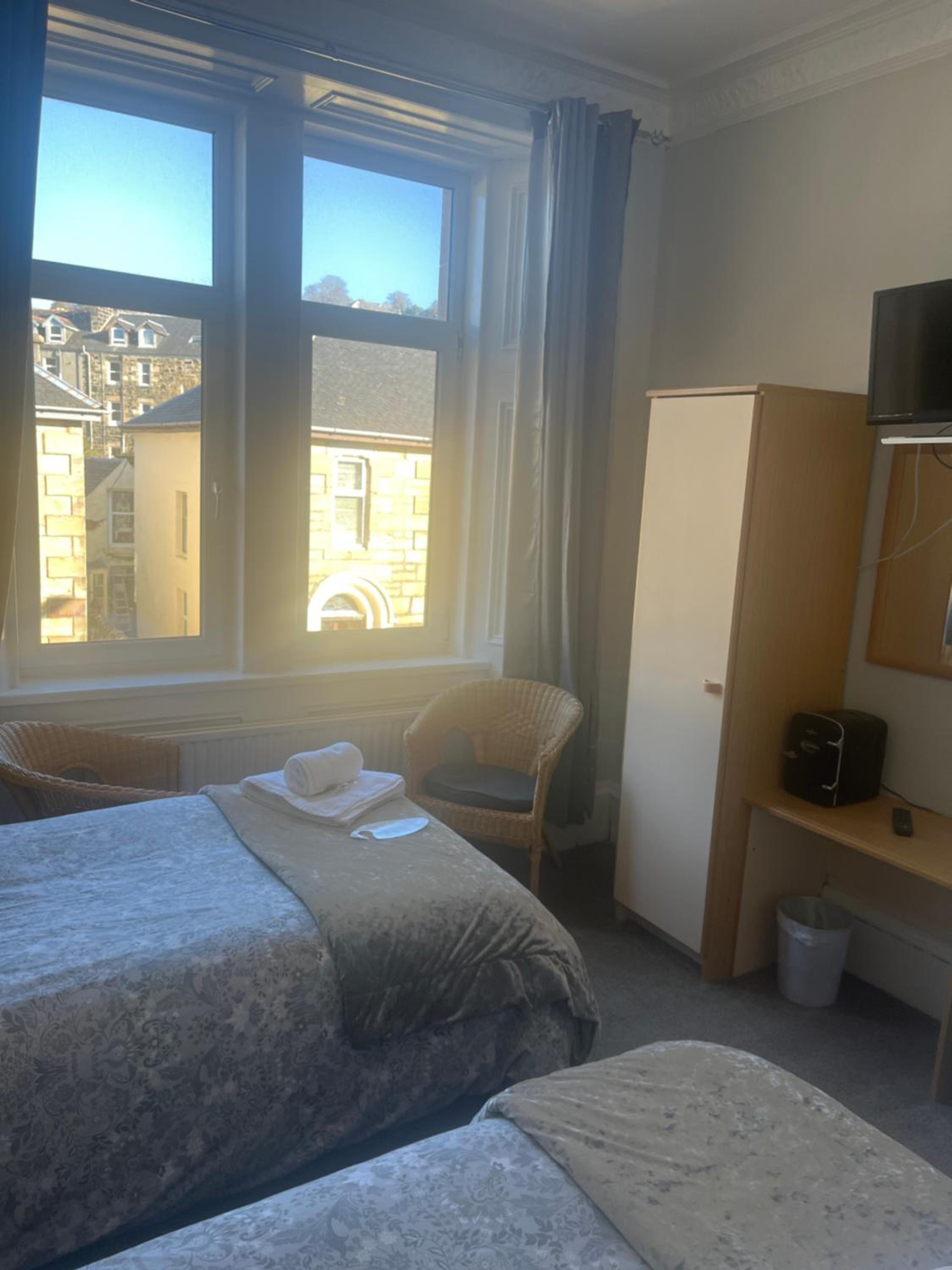 Twin Room - Photo 11