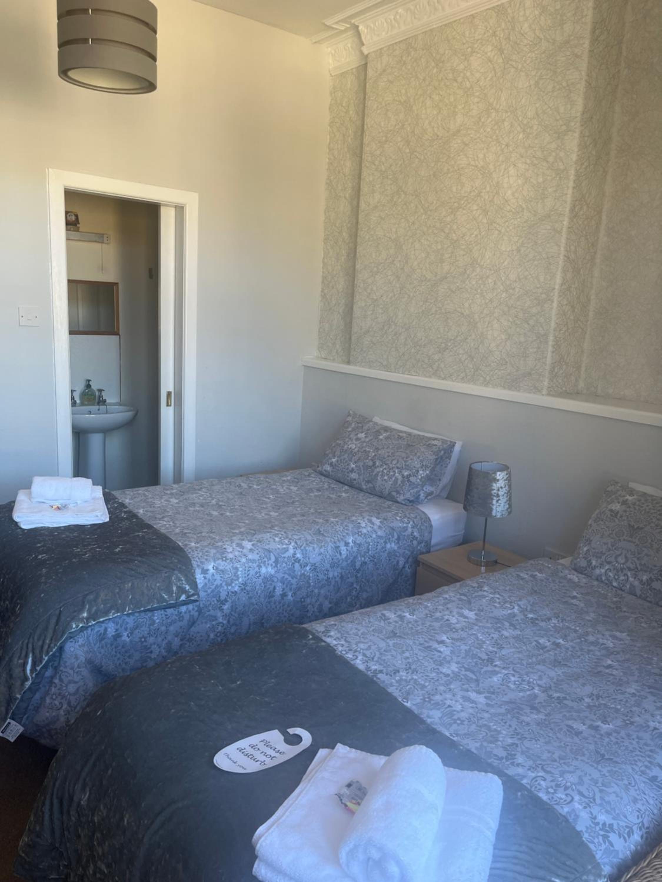Twin Room - Photo 3