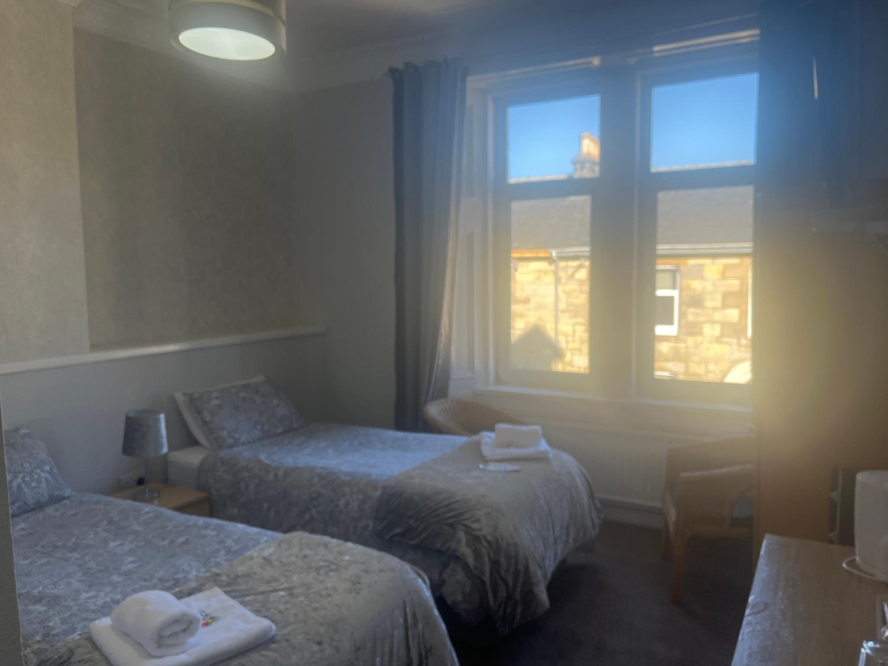 Twin Room - Photo 6