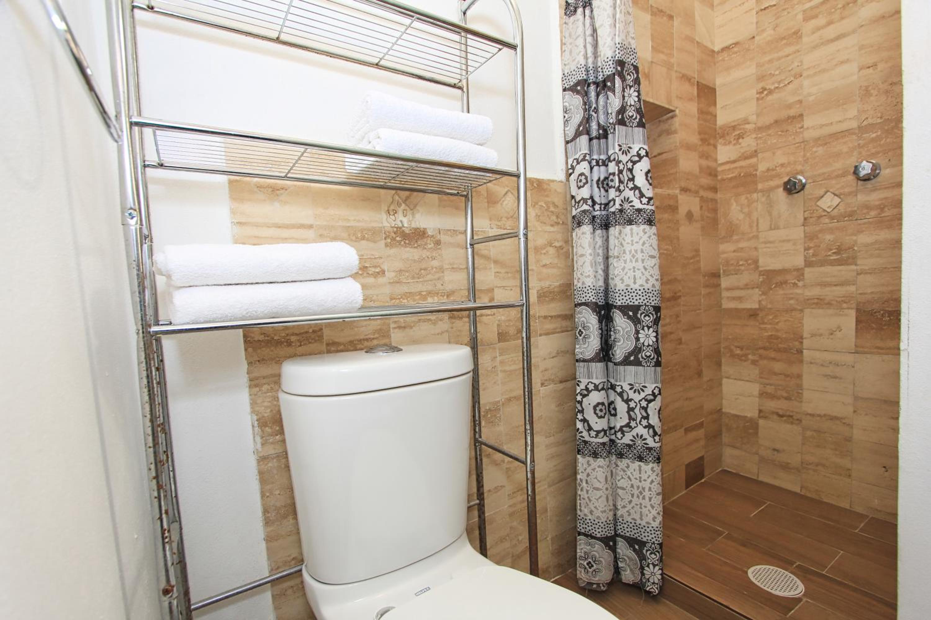 King Suite with Balcony - Photo 25