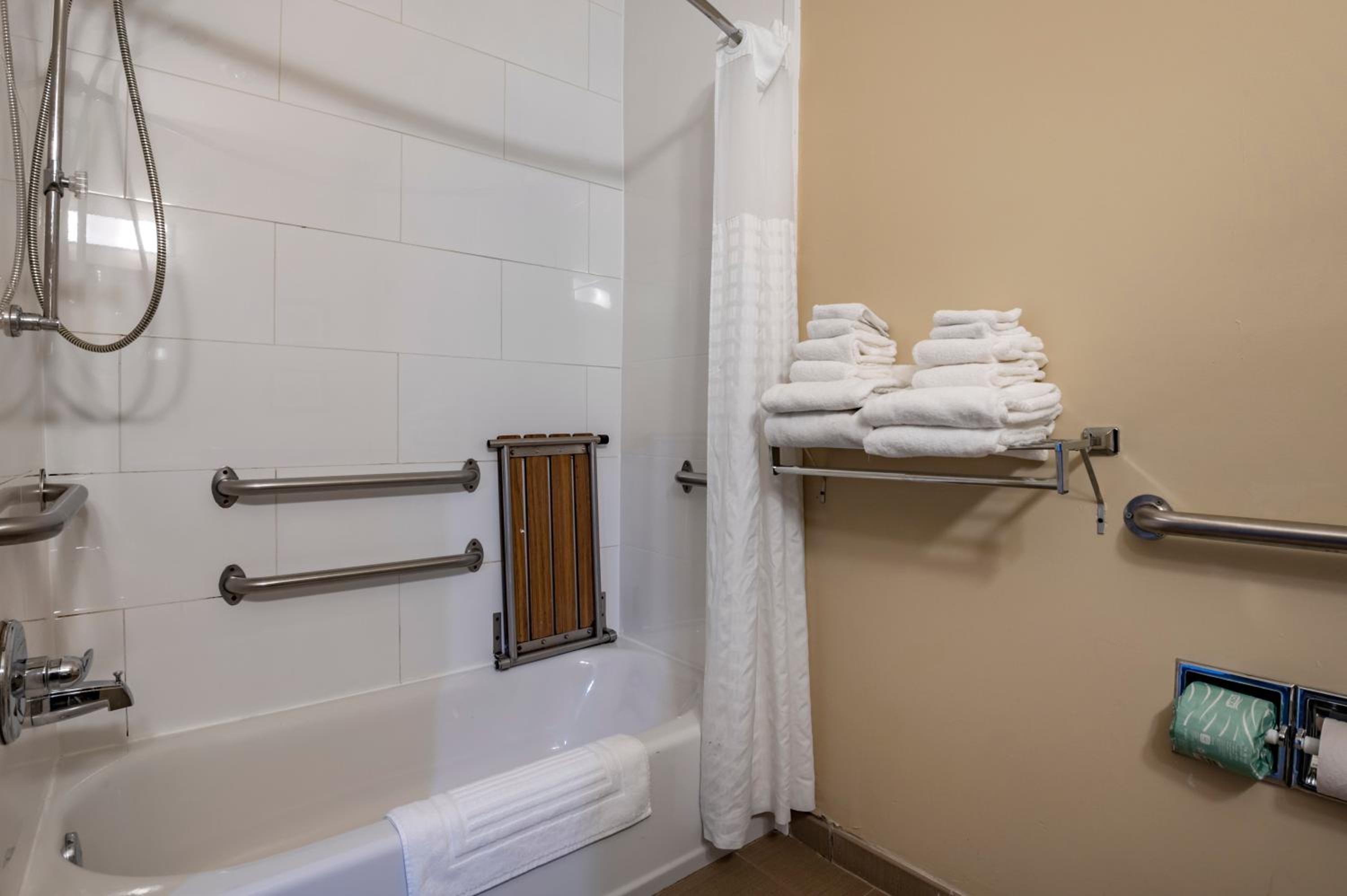 King Suite - Accessible/Non-Smoking - Photo 2