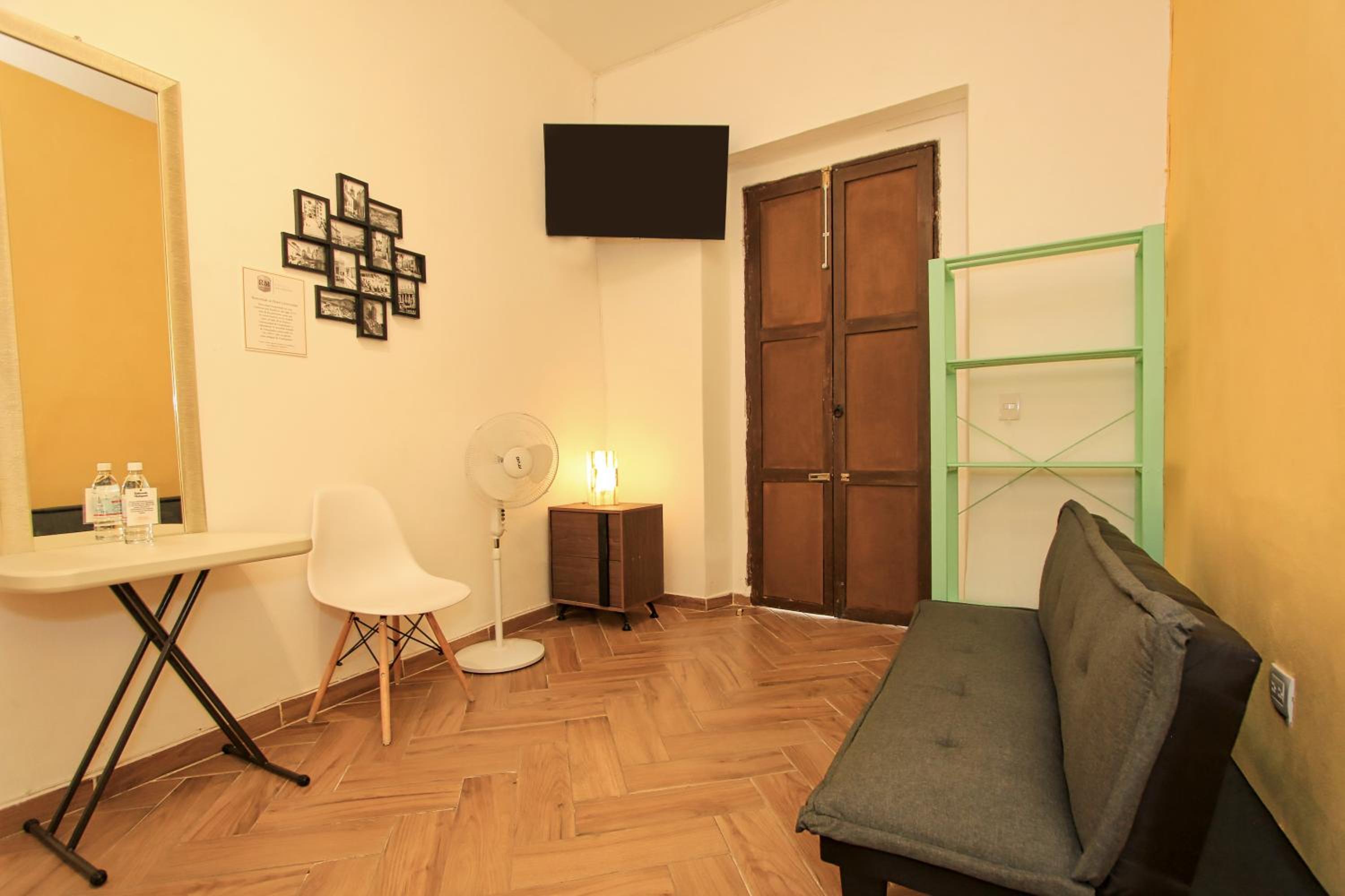 Studio - Photo 3