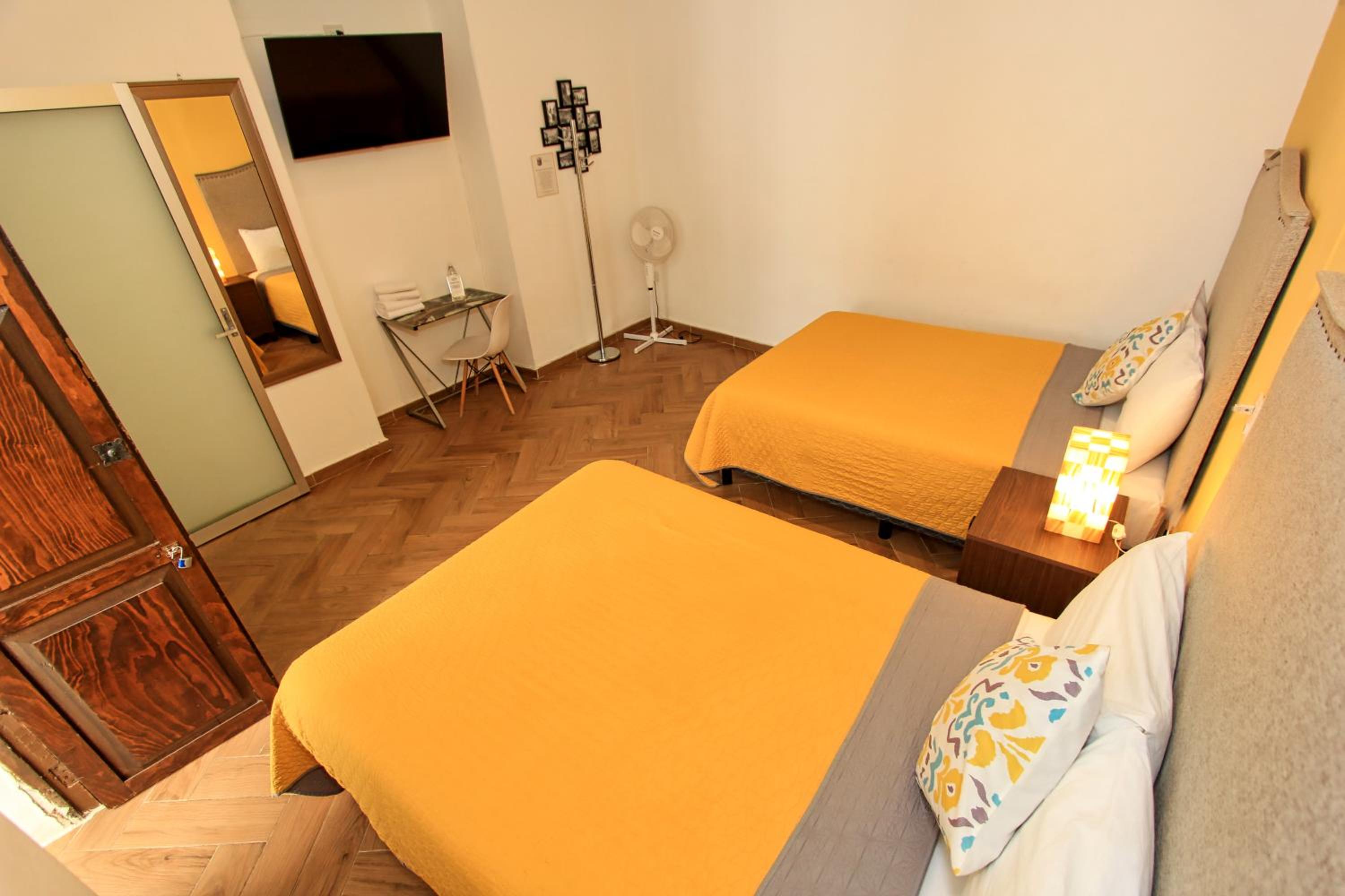 Economy Quadruple Room - Photo 11