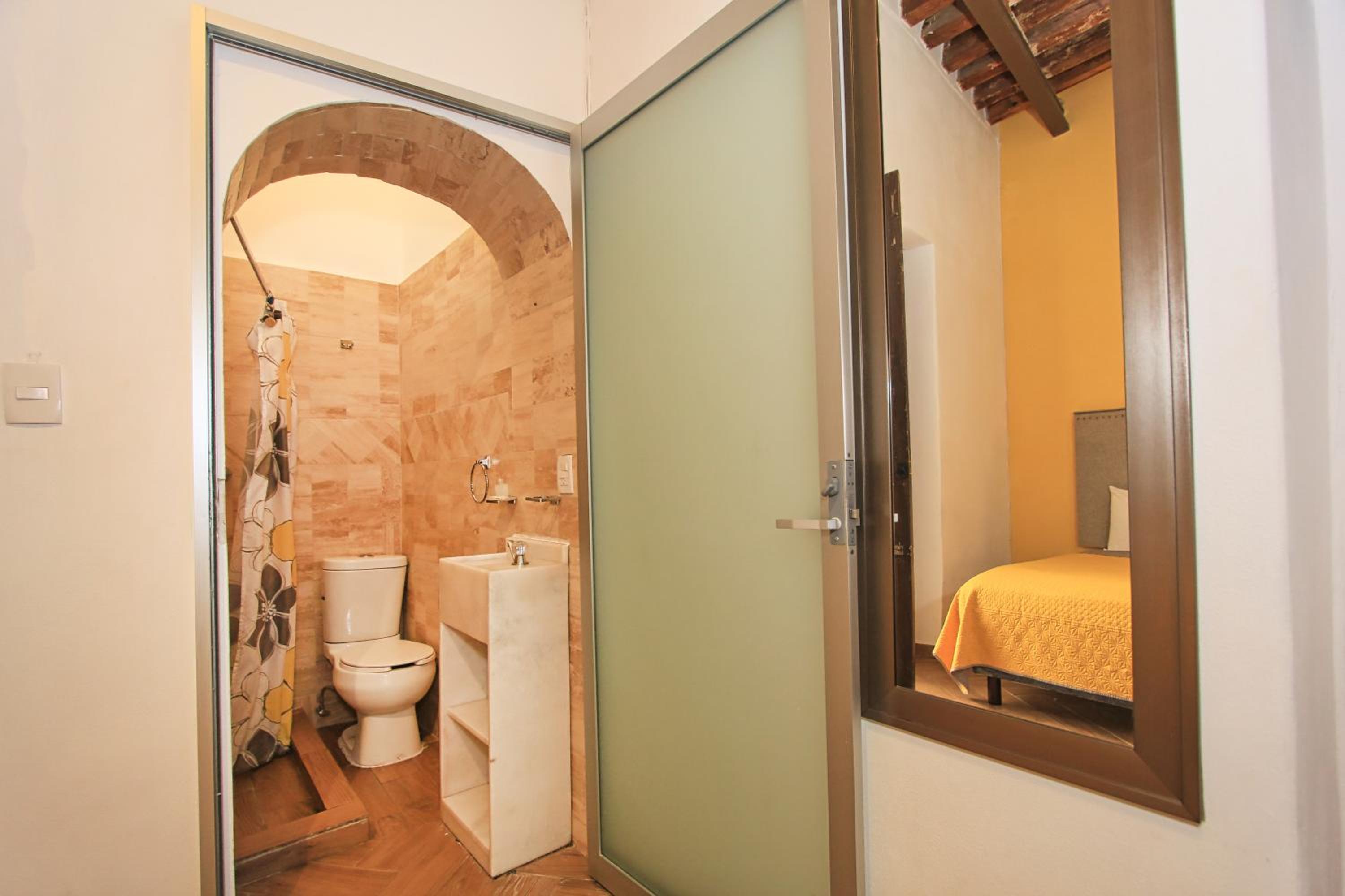 Economy Quadruple Room - Photo 5