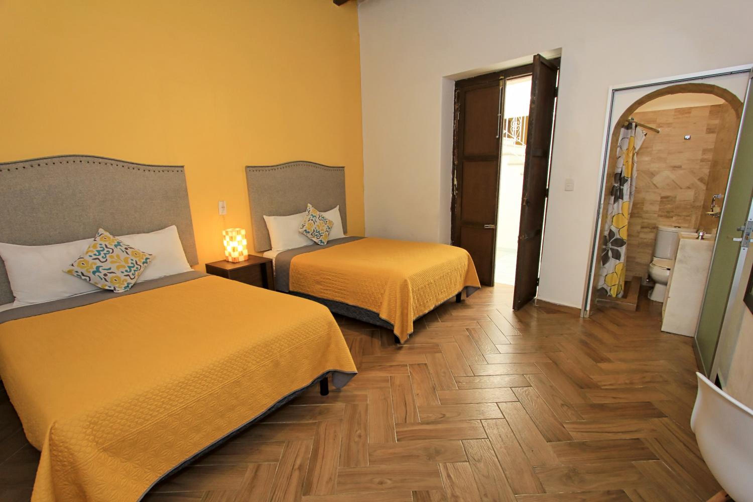 Economy Quadruple Room - Photo 12