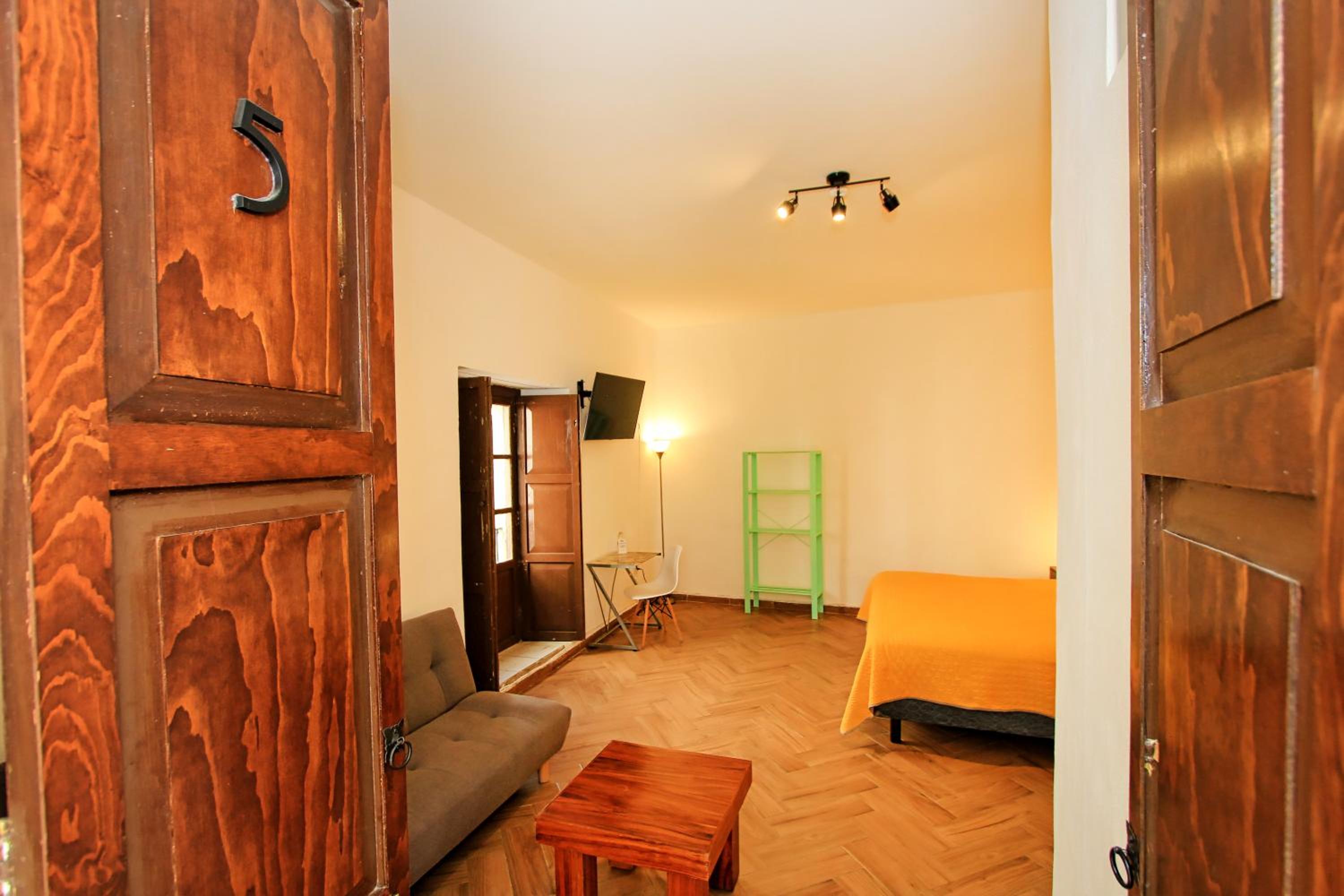 King Suite with Balcony - Photo 5