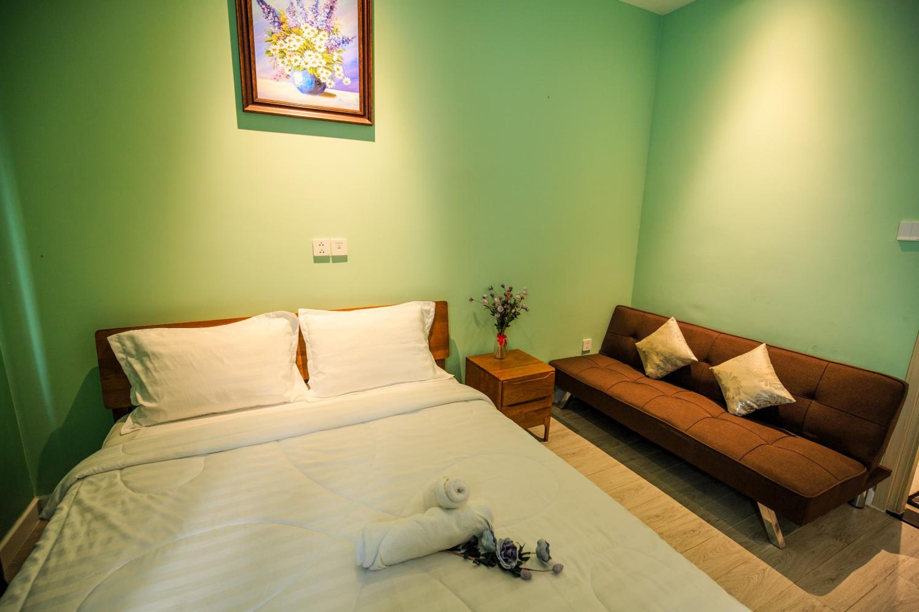 Queen Room photo 2