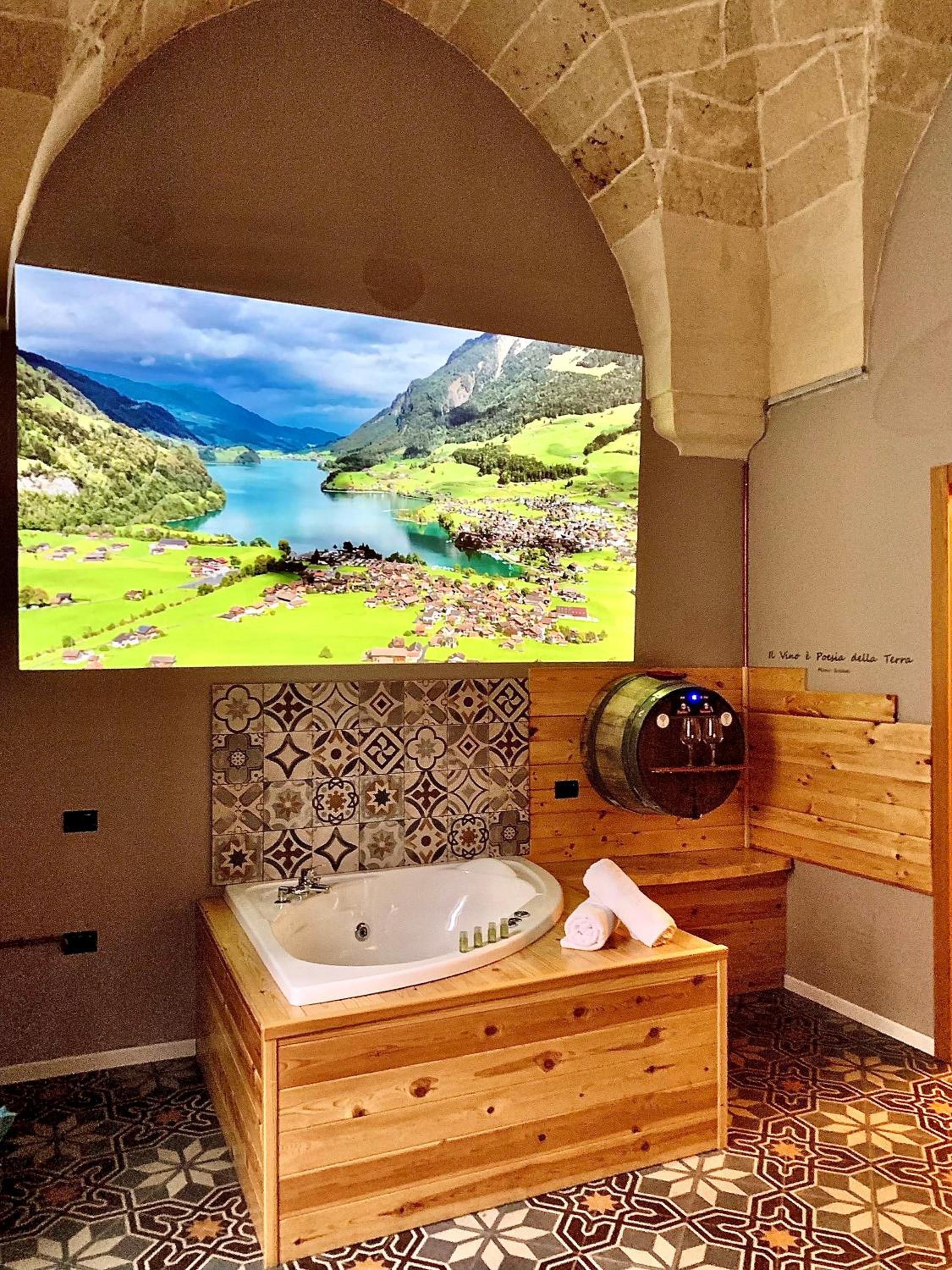Queen Suite with Spa Bath - Photo 20
