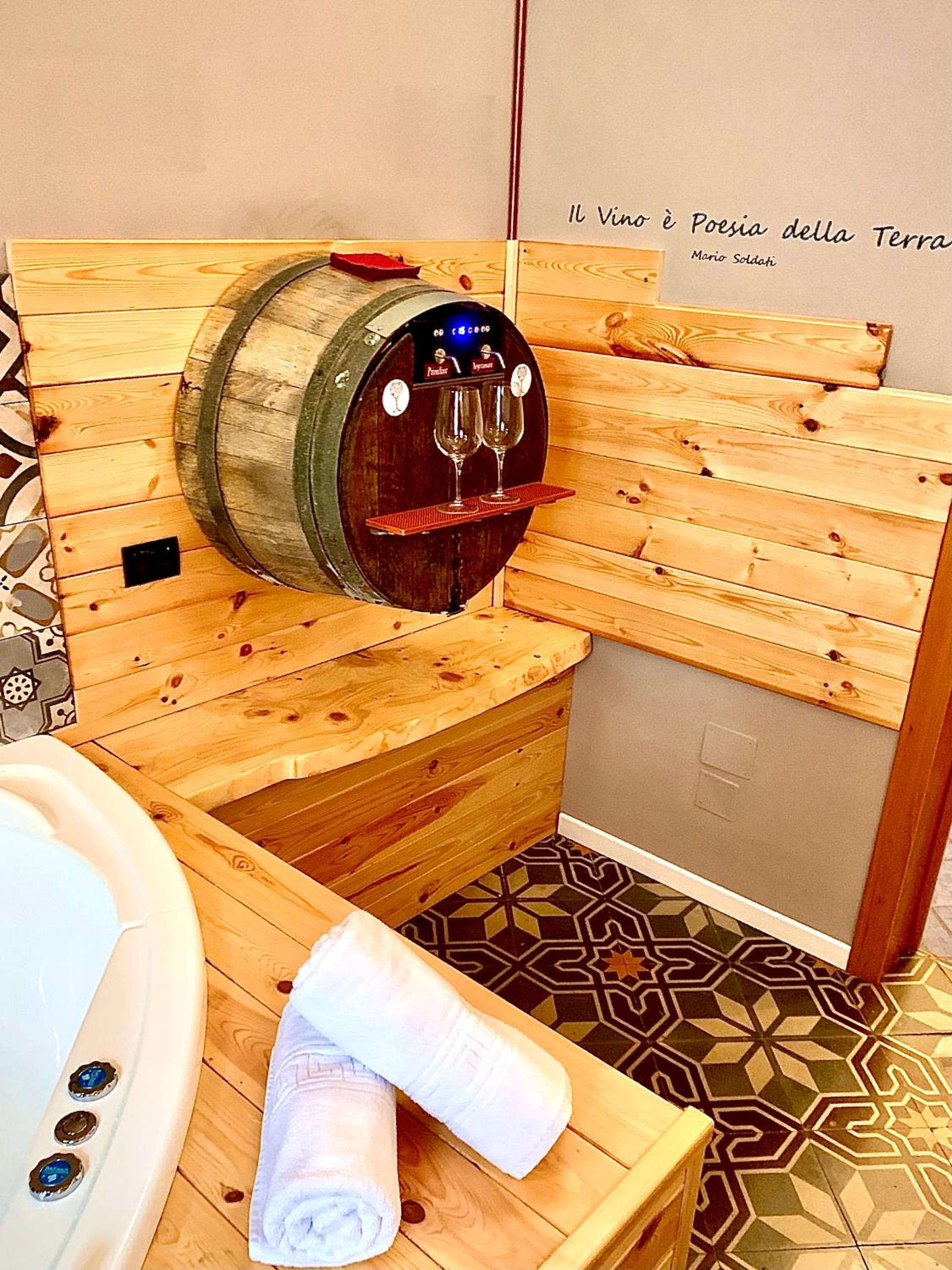 Queen Suite with Spa Bath - Photo 19