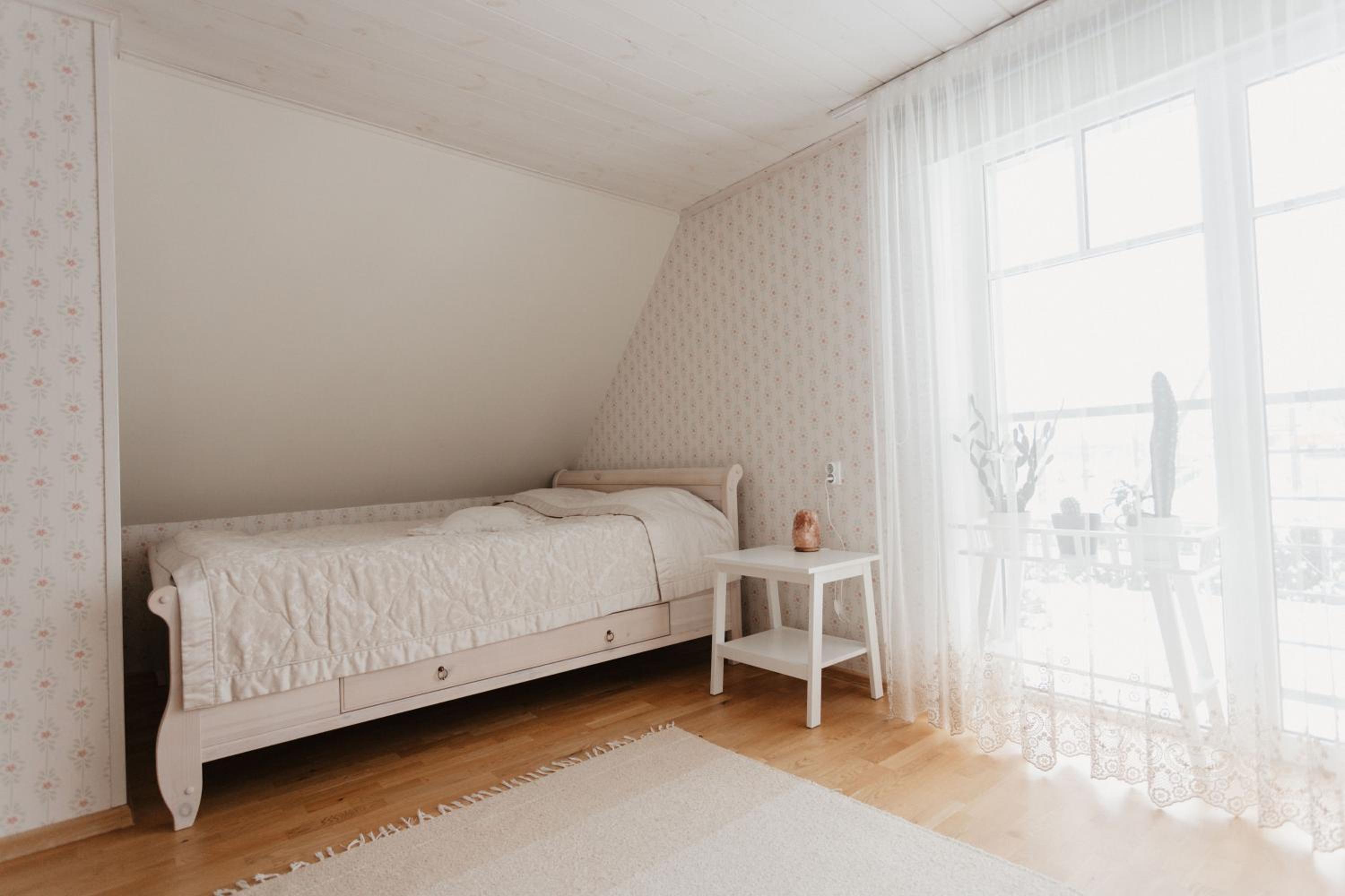 Three-Bedroom House - Photo 2