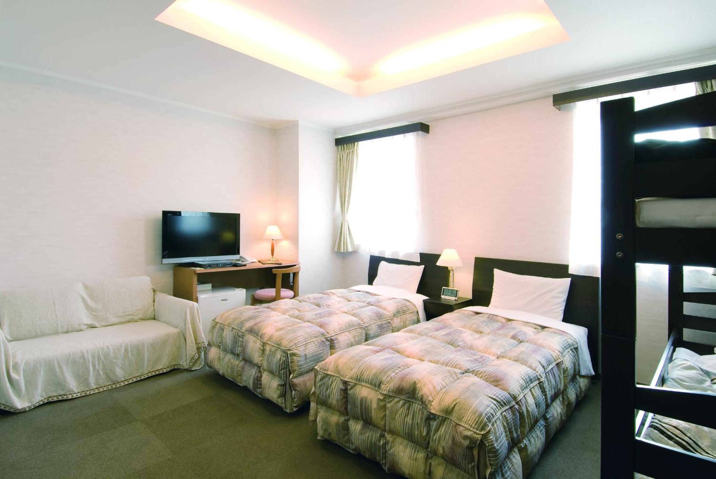 Quadruple Room - Non-Smoking photo 3