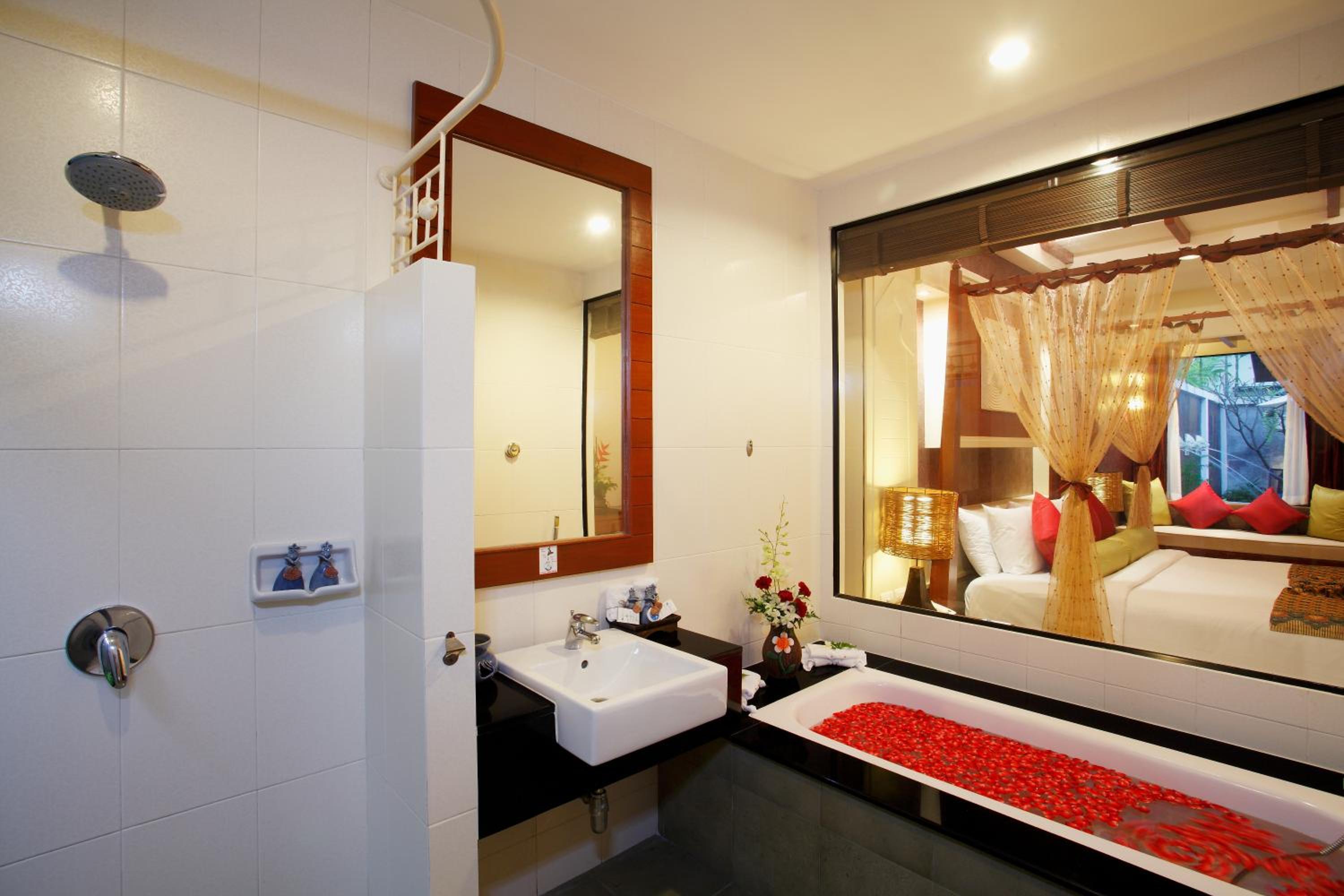 Pool Suite - Photo 4