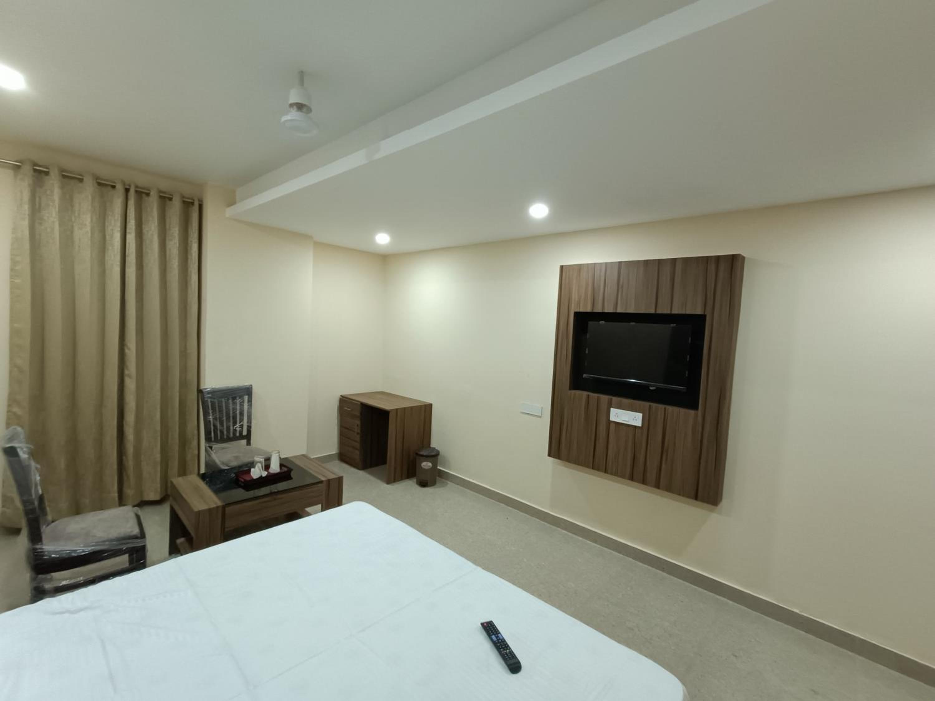 Deluxe Double Room (2 Adults + 1 Child) photo 3