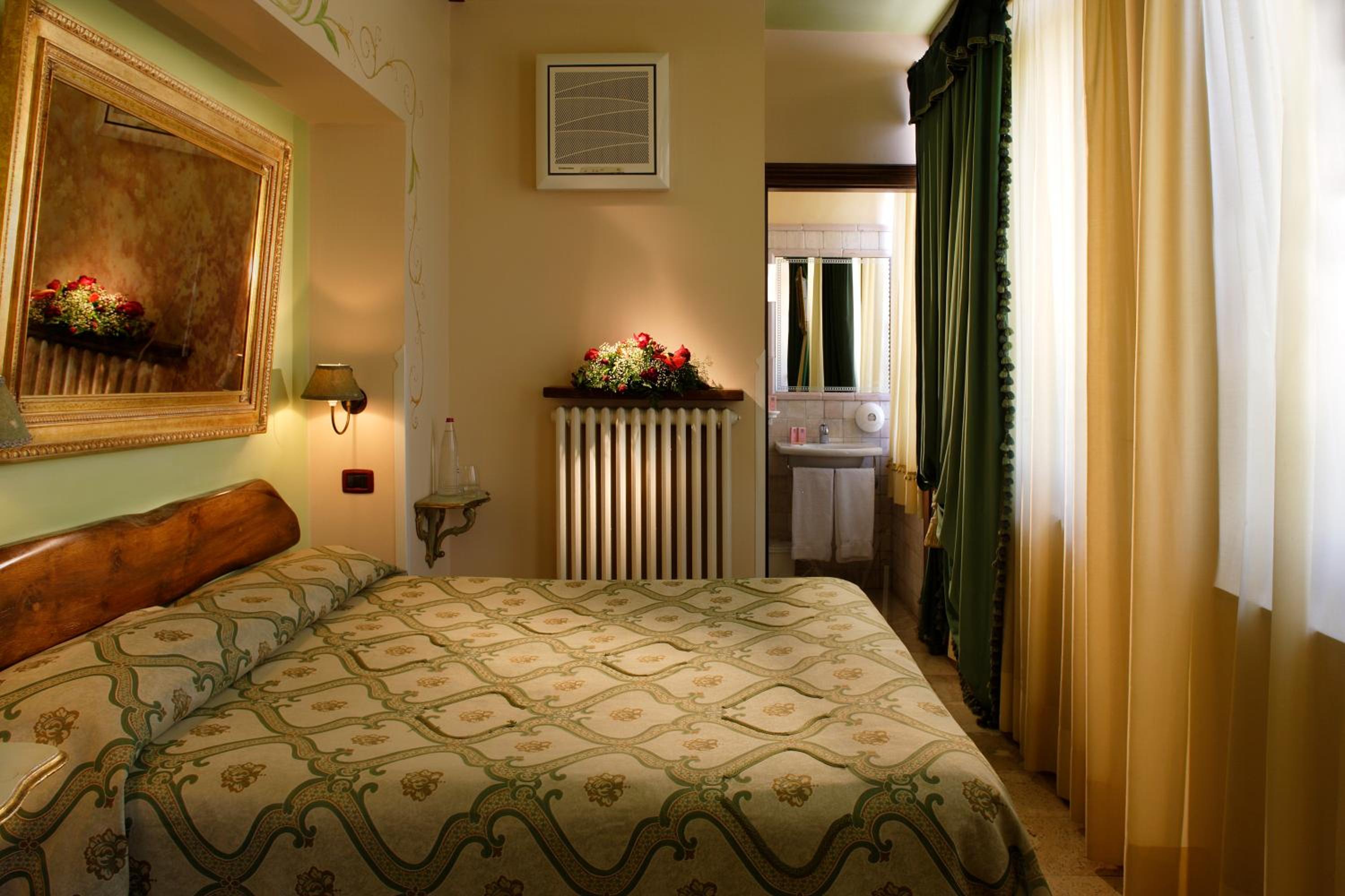 Deluxe Double Room with Balcony photo 3