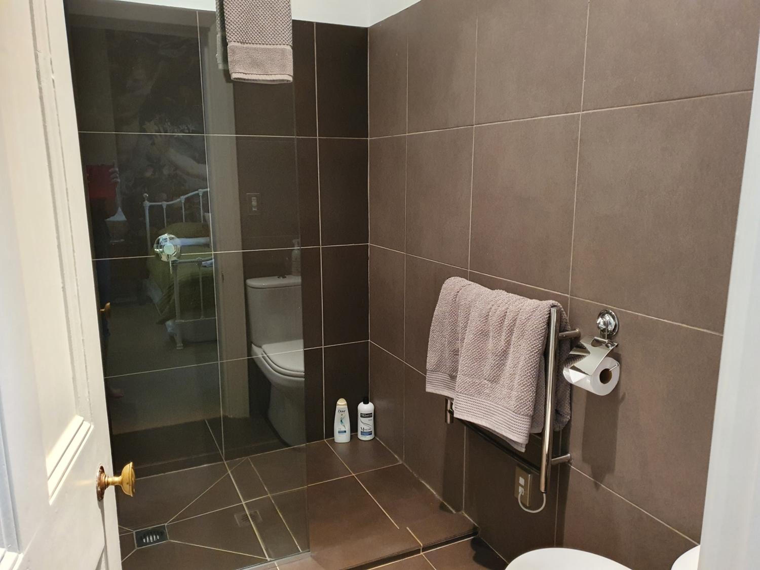 Double Room with Private Bathroom - Photo 2