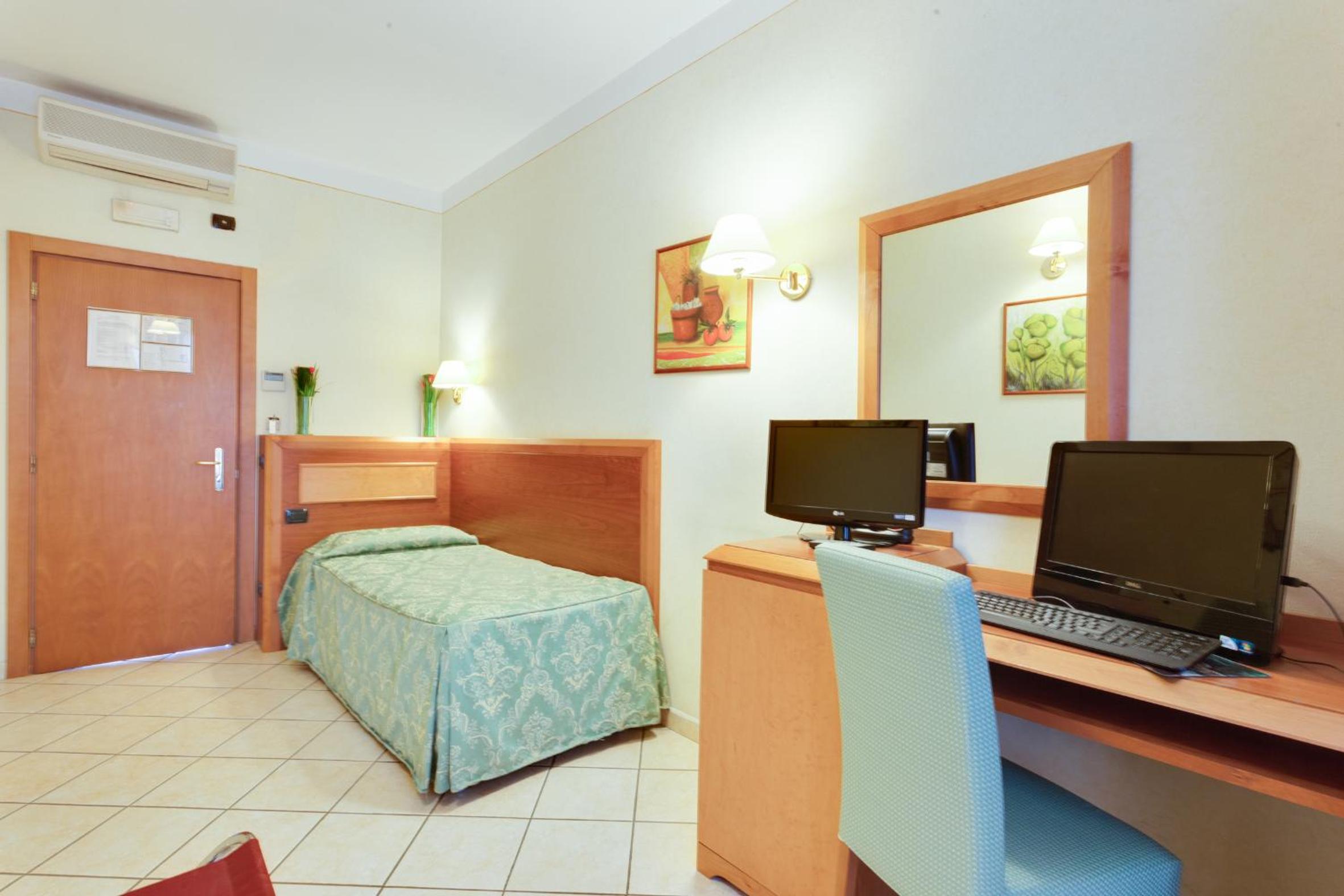 Budget Single Room photo 2