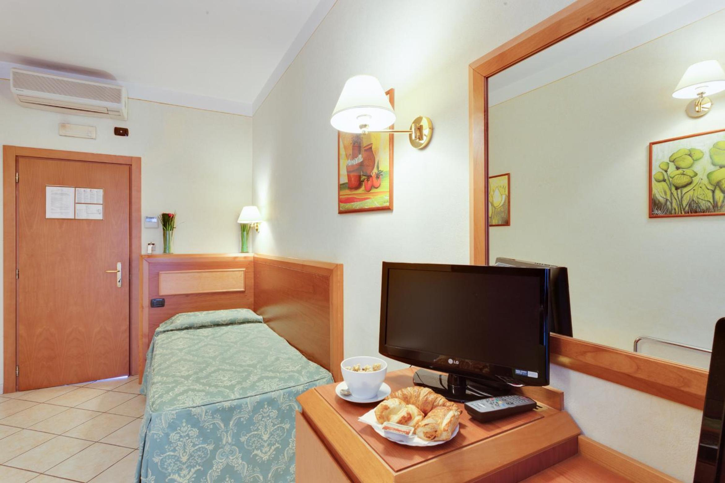 Budget Single Room photo 3