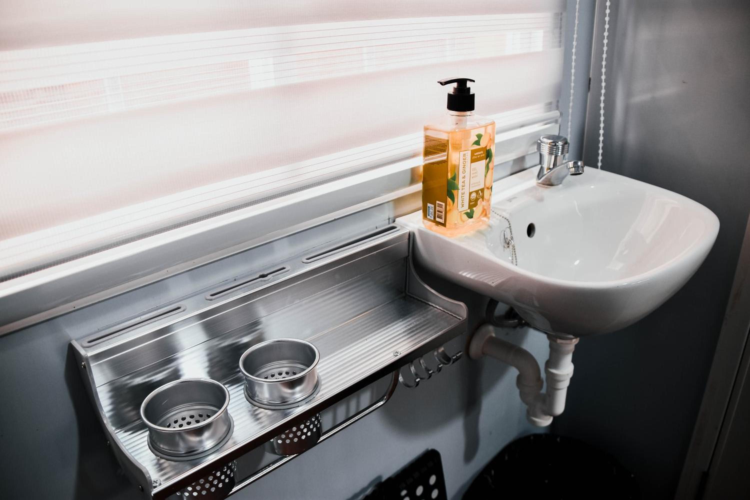 Double Room with Private Bathroom - Photo 9
