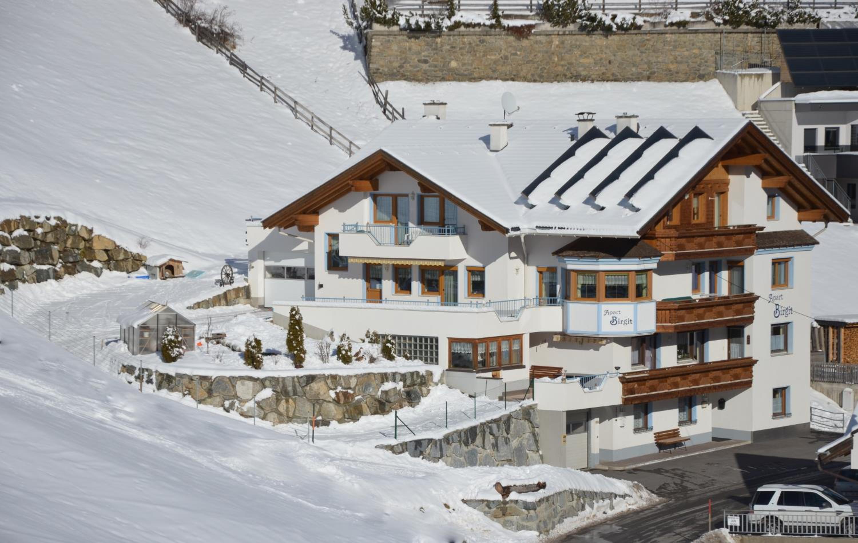 Apartment with Balcony photo 3