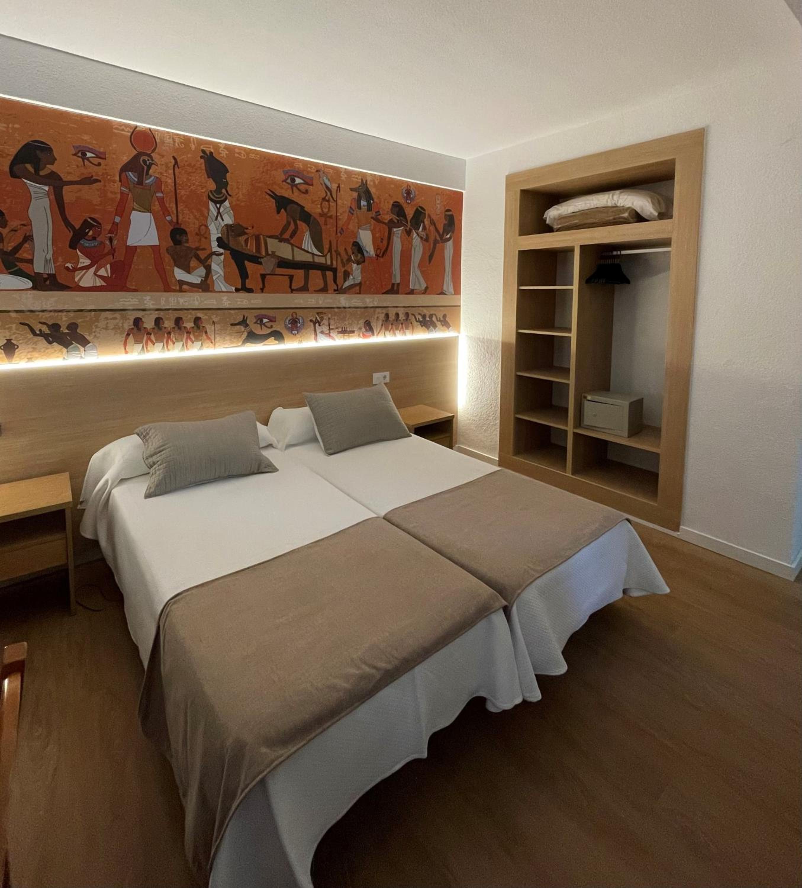 Double or Twin Room with Balcony - Photo 3