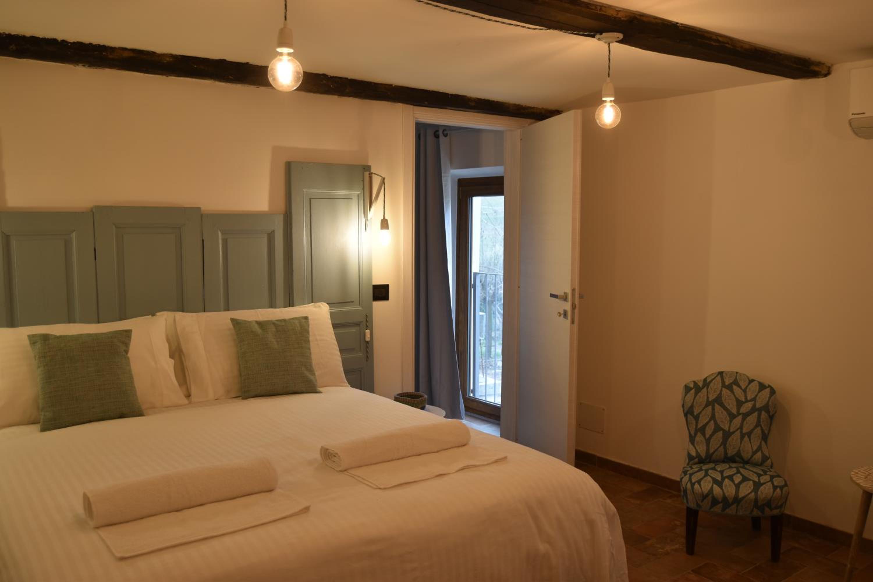 Deluxe Double Room - Photo 9