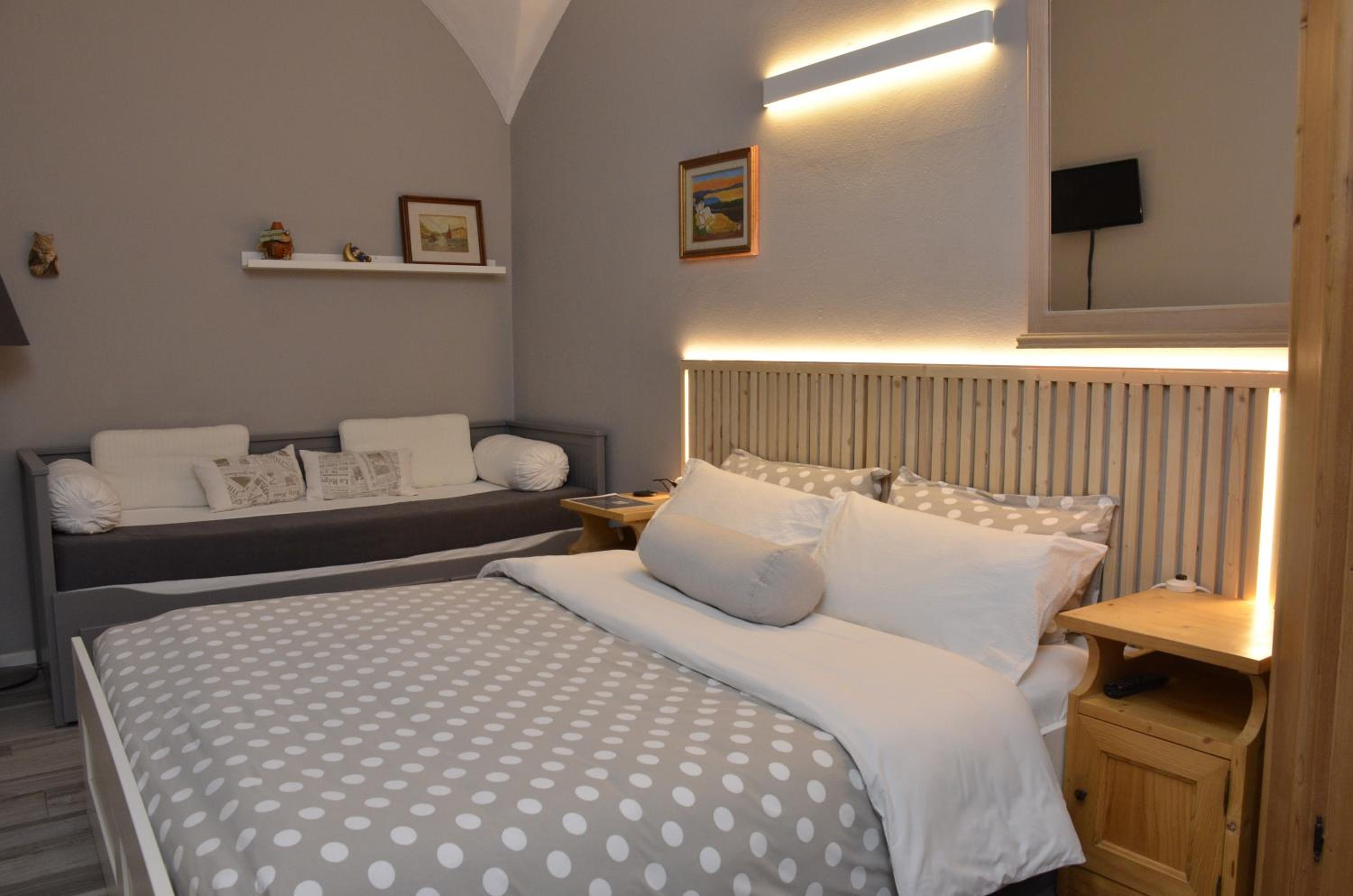 Double or Twin Room - Photo 6