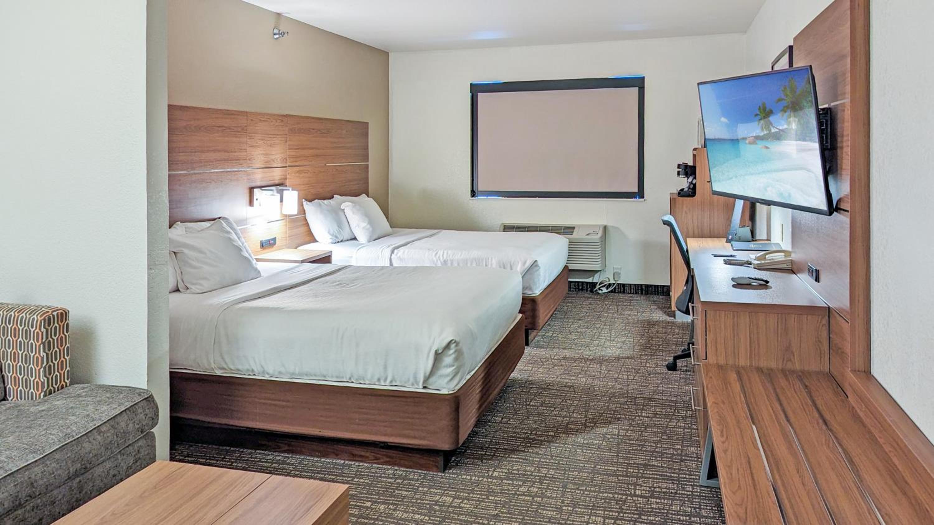 Queen Room Suite  with Two Queen Beds photo 2