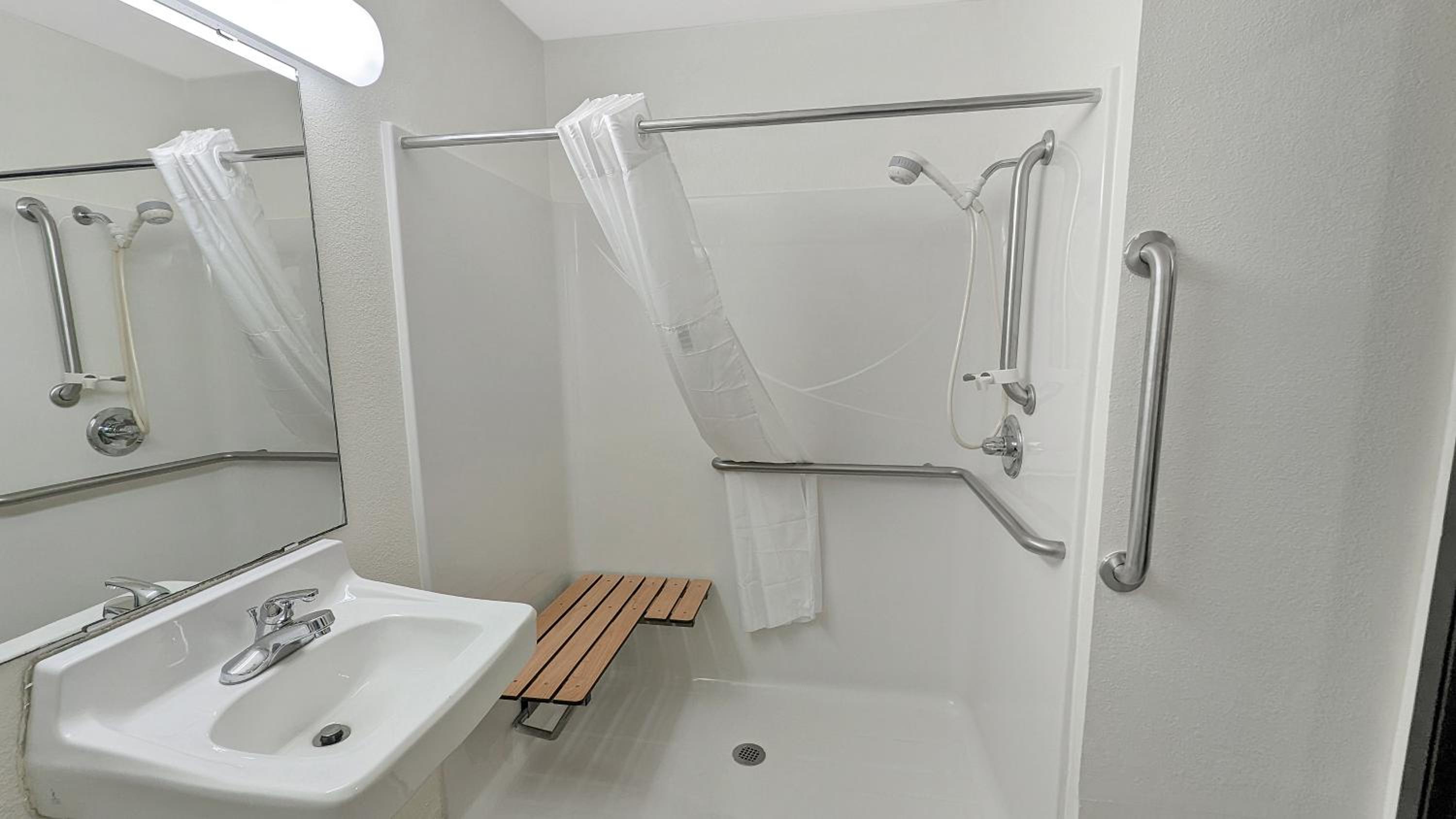 King Room - Disability Access photo 3