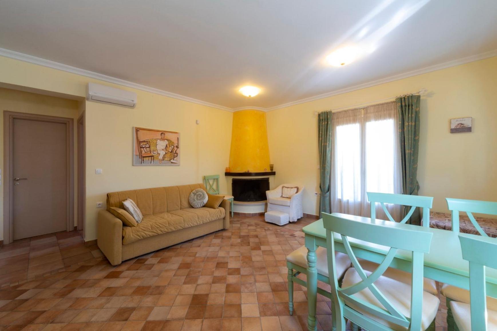 Deluxe King Suite - Photo 6