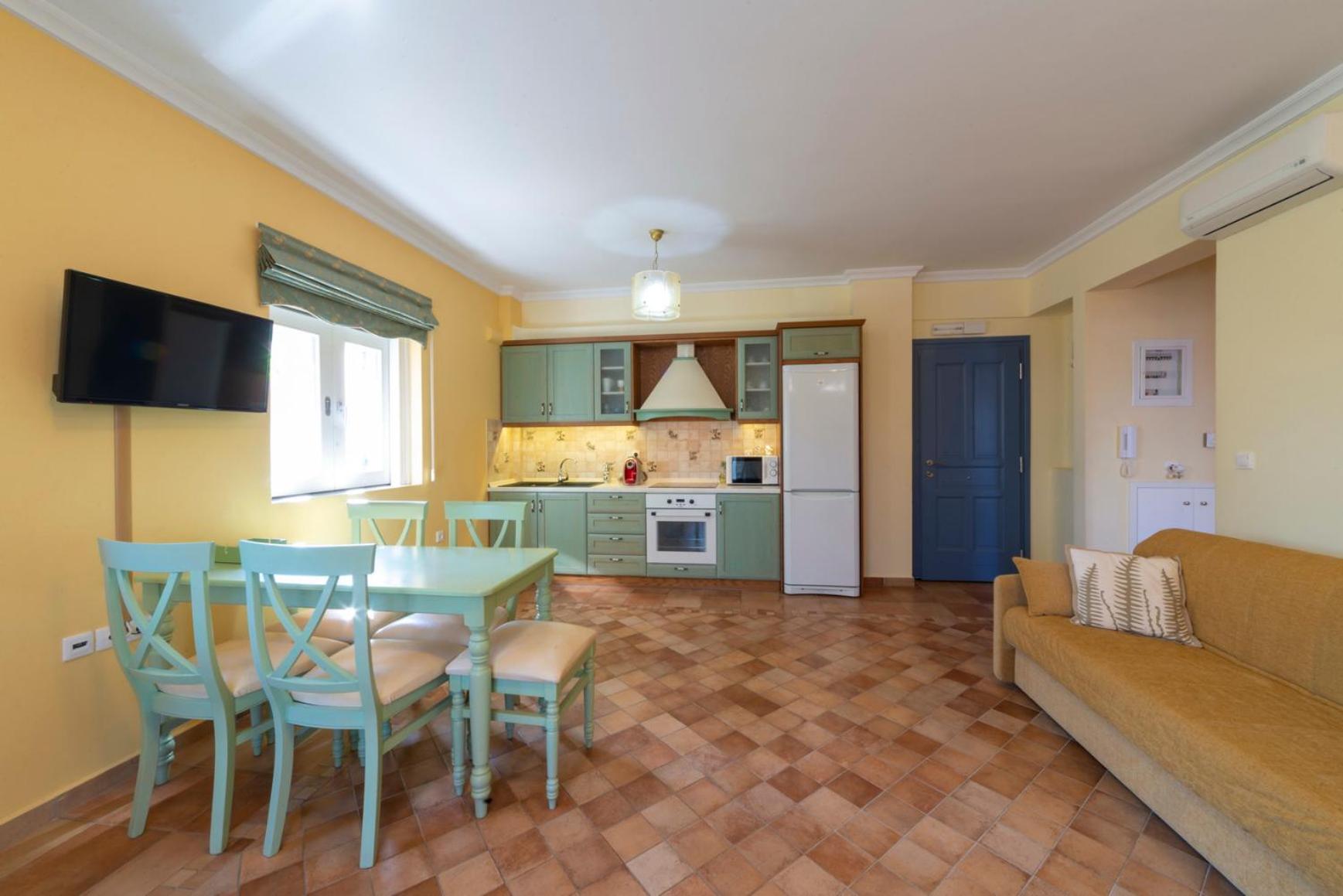 Deluxe King Suite - Photo 5