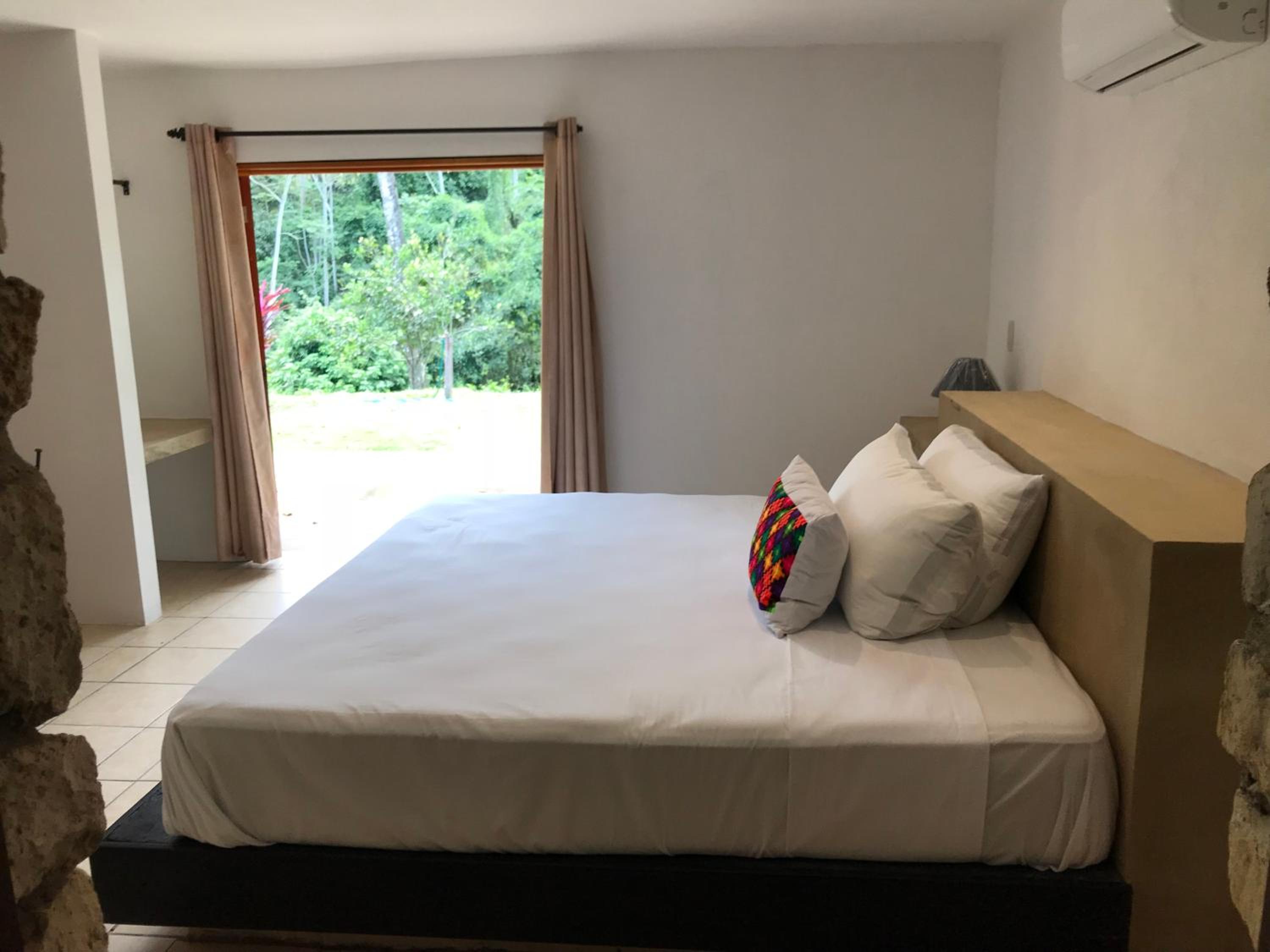 Five-Bedroom House photo 1
