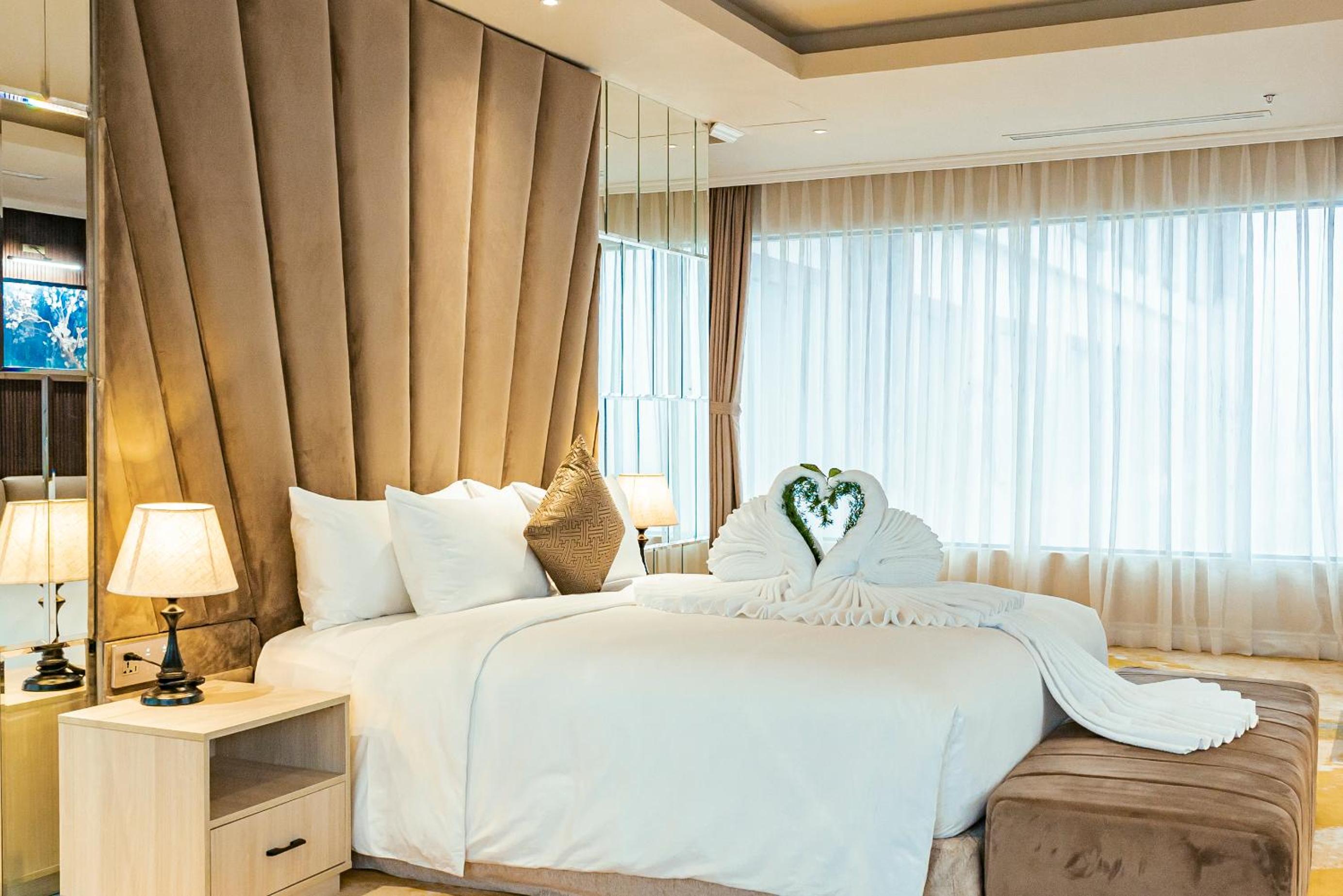 Suite with Balcony + Free Shuttle Bus To City Center - Photo 1